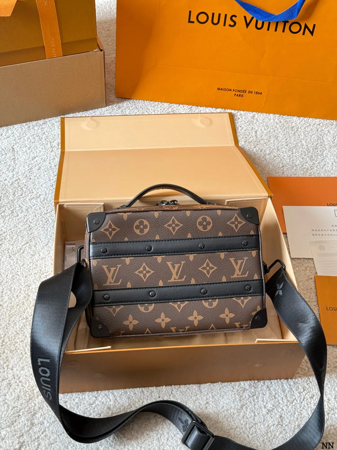 p170 LV Handle Soft Trunk手袋 2LV Handle Soft Trunk手袋,经典MonogramMacassar涂层帆布+黑色牛皮饰边,金属铆钉点缀,复古行李箱风格超有辨识度 。21.5x15x7cm21.5x15x7cm,内部风琴隔层+前贴袋,收纳超方便!肩带可拆卸、可调节,手提、单肩、斜挎都OK,男女都能轻松驾驭,通勤休闲都很 百搭~