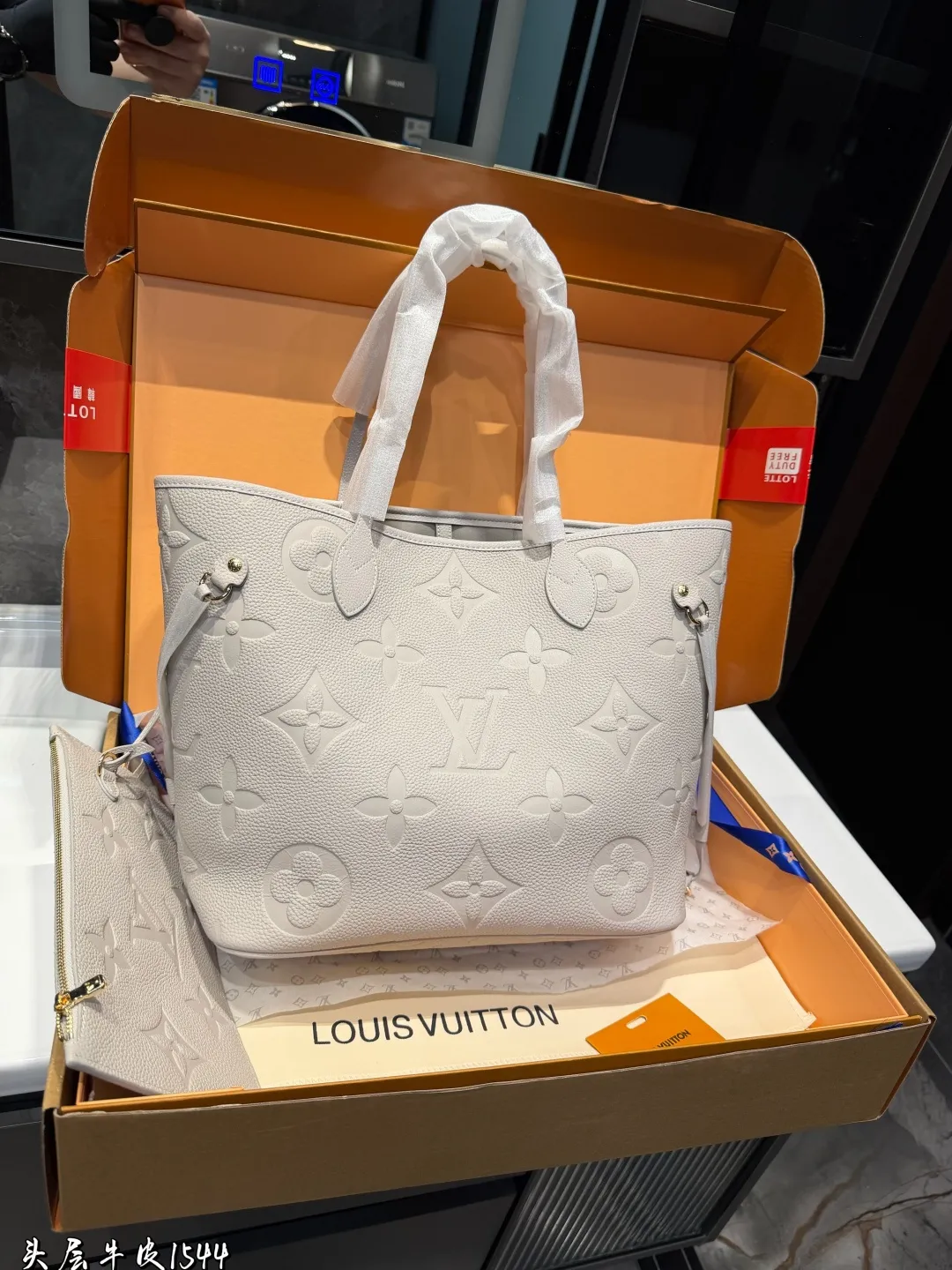 ❤️头层牛皮 p310❤️ Lv牛皮L家 Neverfull 中号购物袋！入门级的款式哦！绝对的终身款！此物经典不言而喻！街拍和实用都是非常nb的选择！大家拿到后可以感受下，皮质颗粒之间空袭分明，宽度平均，摸上去软硬适中，尺寸 32*28cm