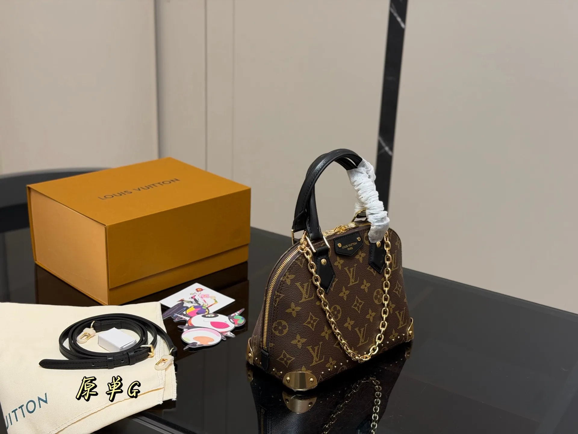 &yen;240 折叠盒飞机盒 Lv新款 alma trunk 贝壳 我能get到了耶！真好看！ 这次包型做了升级 真的好酷好喜欢！ 好适合搭配酷酷的 复古的衣服 链条的吊坠一点要加上 而且是我喜欢的黑色细肩带 尺寸:23.17cm