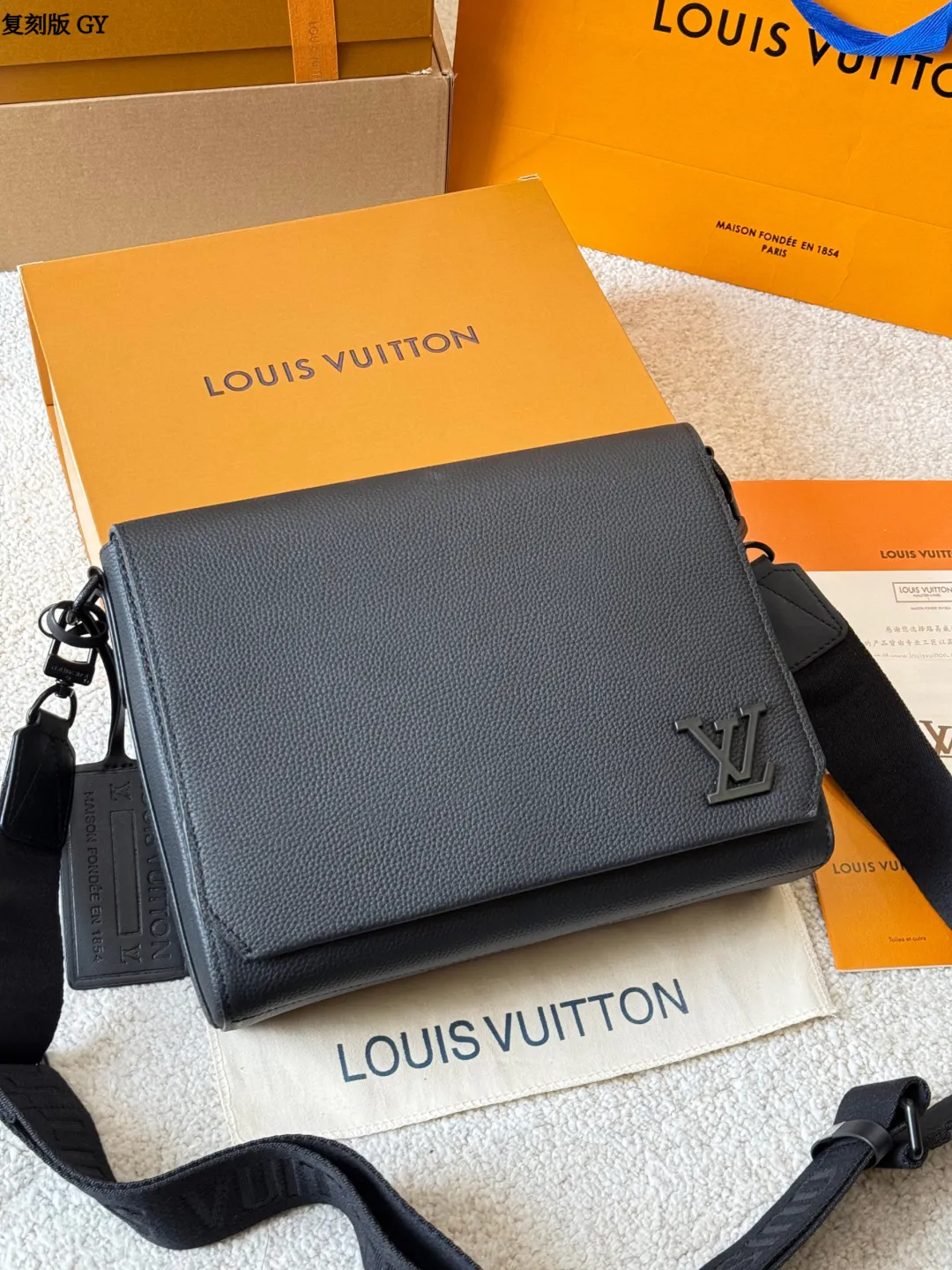 复刻版 p280 LV Takeoff 小号邮差包 LV Takeoff小号邮差包,黑色粒面牛皮+经典 Monogram压纹,低调又有质感!翻盖设计+可拆卸肩带,单肩or斜挎都OK,通勤休闲都能搭。尺寸刚好,手机钱包轻松装下,实用又时髦,是男士必入的经典单品! 尺寸 28 22cm