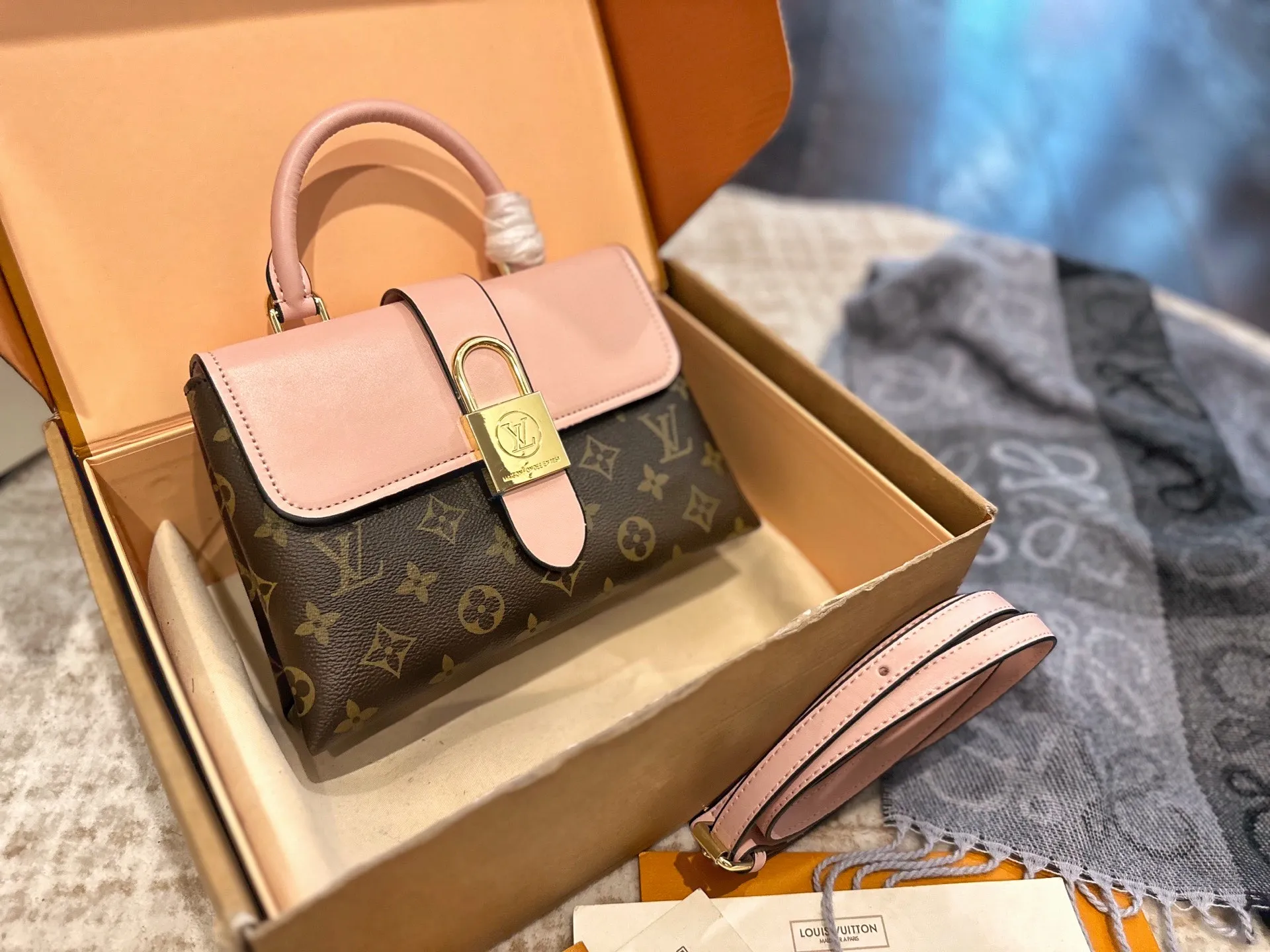 p100 礼盒包装 LV 新款LOCKY BB老花拼皮手提单肩斜跨包 Monogram涂层帆布与柔滑的材质 磨面牛皮饰边 织物内衬 金色金属饰件 顶部配有Toron手柄 适合手提或手挽 可脱卸 可调节肩带 方便肩背或斜挎 经典磁吸挂锁 内设贴袋 尺寸23cm