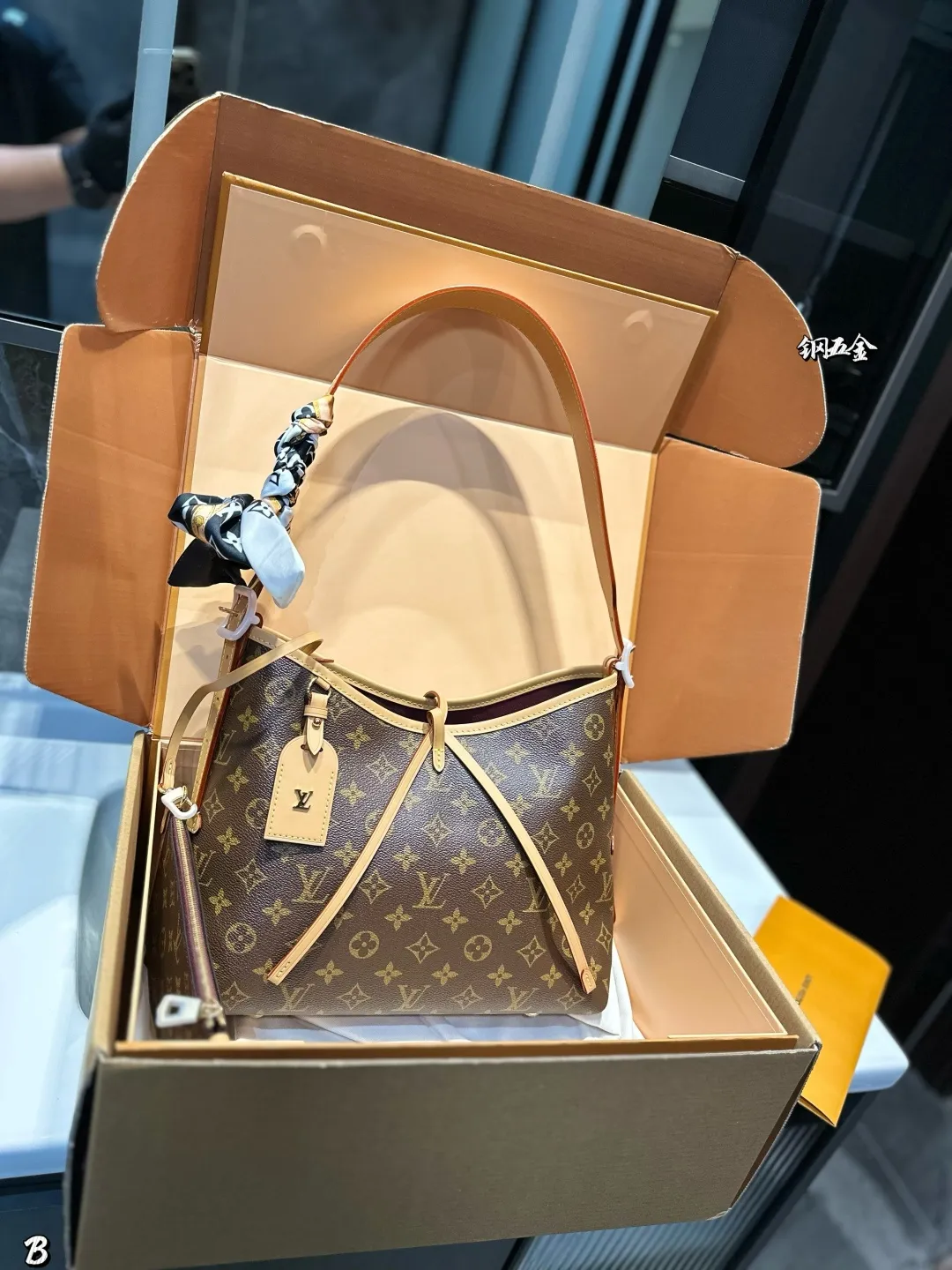 ❤️p275(折叠飞机礼盒)❤️ LV carryall老花购物袋届也有了新伙伴。Carryall=可以装下你的日常必备物品啦!单肩、腋下、手拎、斜挎,小子包还可以改造哦~和neverfull一样,一得俩!30cm