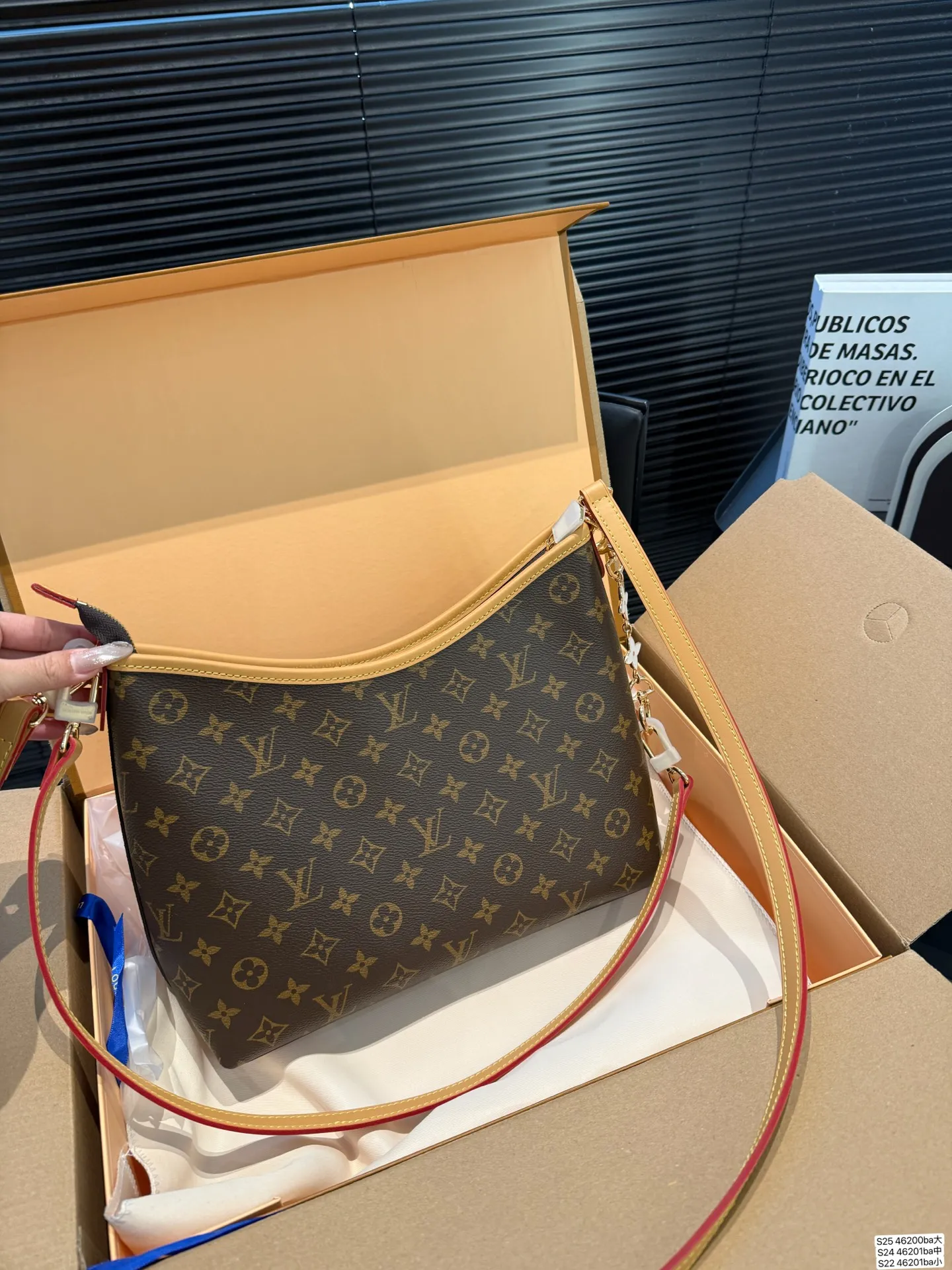 大号P175 中号P170 小号P160 配飞机盒折叠盒子 全钢五金 芯片版本 LV腋下包 今年腋下包大火 不光有可人外表 空间也很喜人 更是百搭 一年四季都好背 让你秒变时髦精 尺寸:大号29 21中号24 18 小号21 14.5货号大46200 中46201 小46202