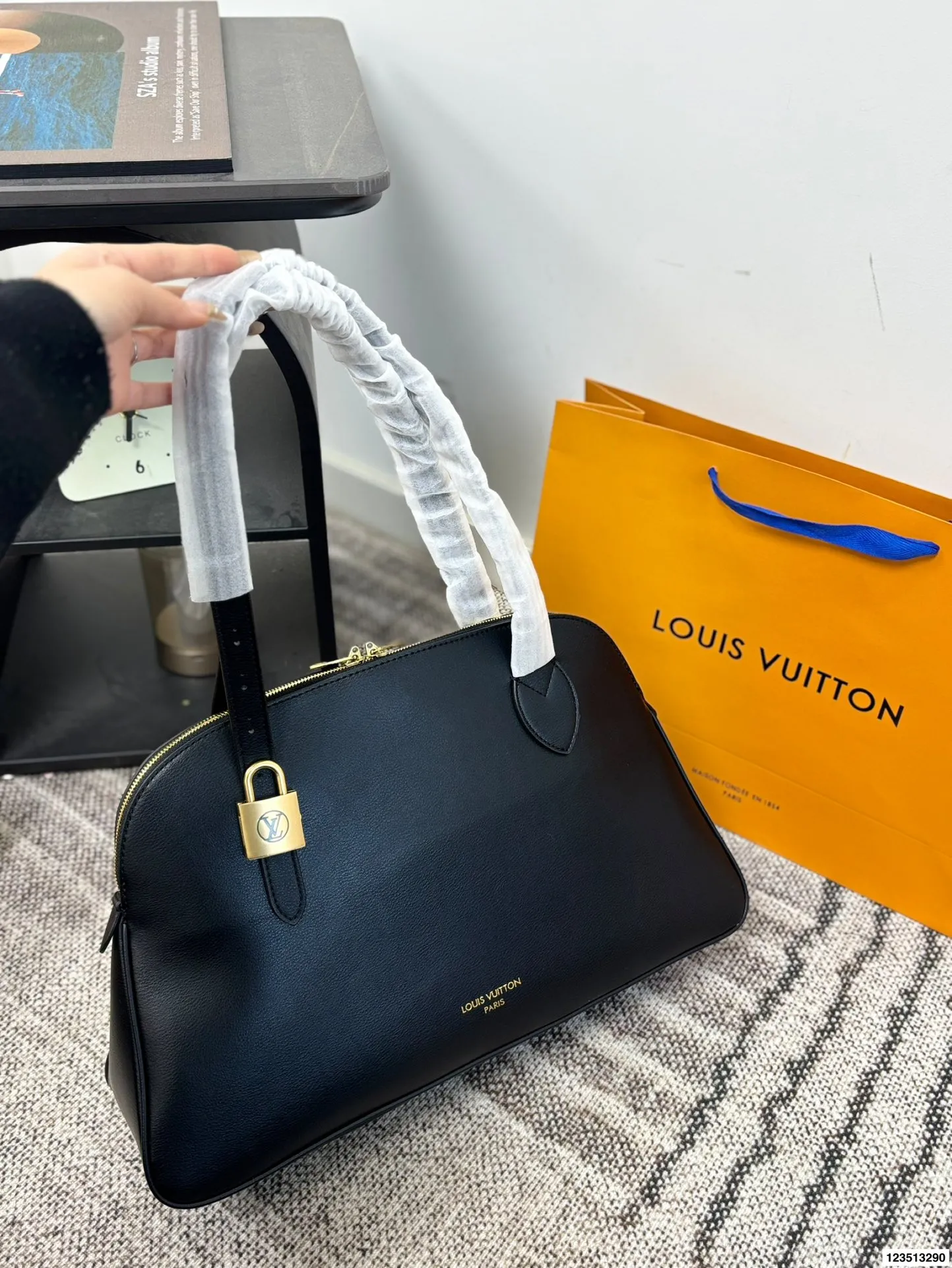 p140 无盒 LV 新款购物袋系列Low Key Hobo手袋中古系列锁头托特tote 可调节肩带点缀经典铭纹挂锁 尺寸43.26