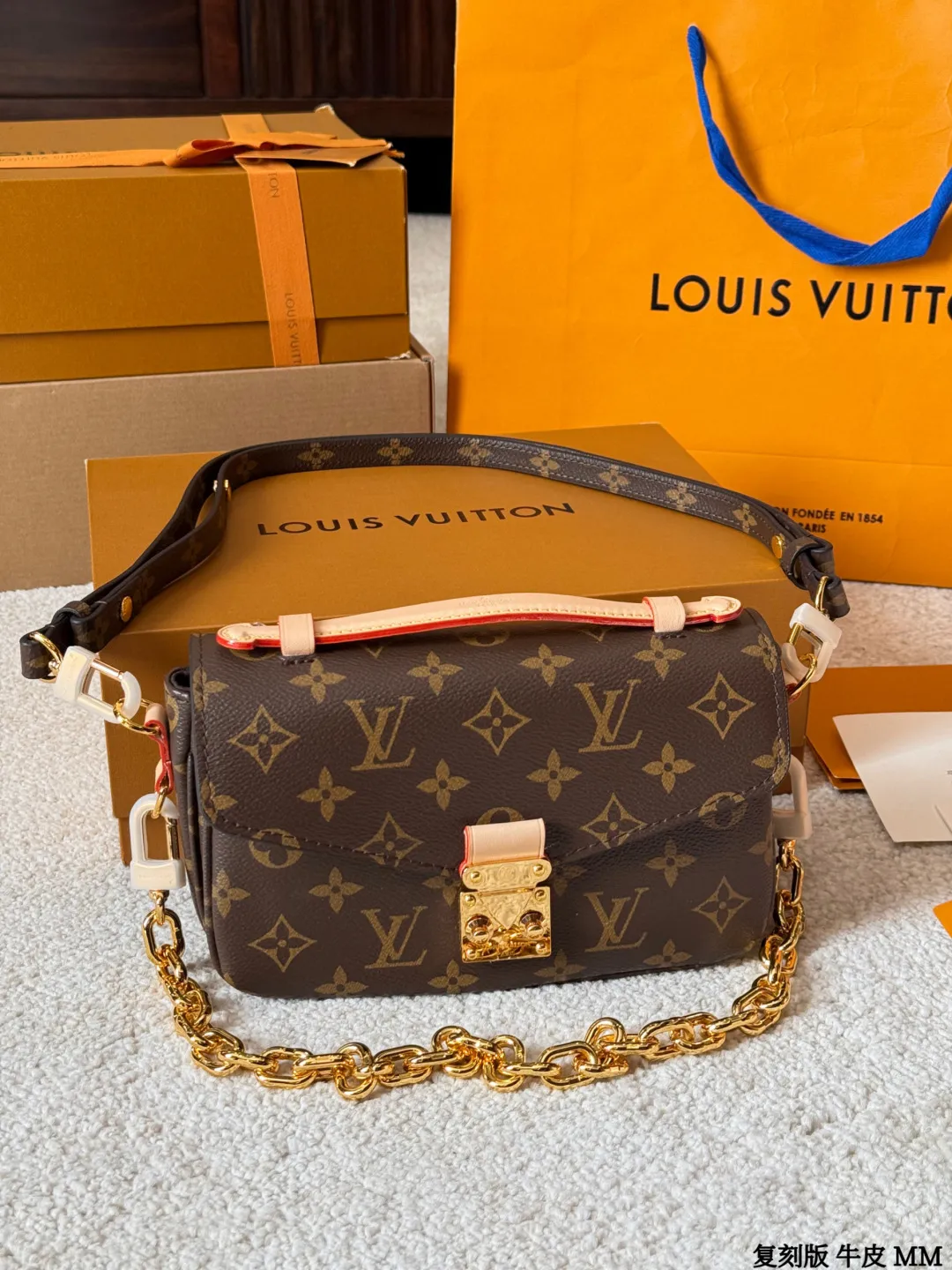 复刻版 牛皮 p270 Lv Pochette Metis East west Mini 新款邮差包 LV邮差包老花手提单肩斜挎包，优雅低调的外形设计和宽敞的包身更加入了实用性，LV闪亮的纯钢金色五金配件- 可调节肩带，配有树糕皮的肩垫，拉链闭合 超细纤维内衬 尺寸 21 14cm 配折叠礼盒🎁 牛皮