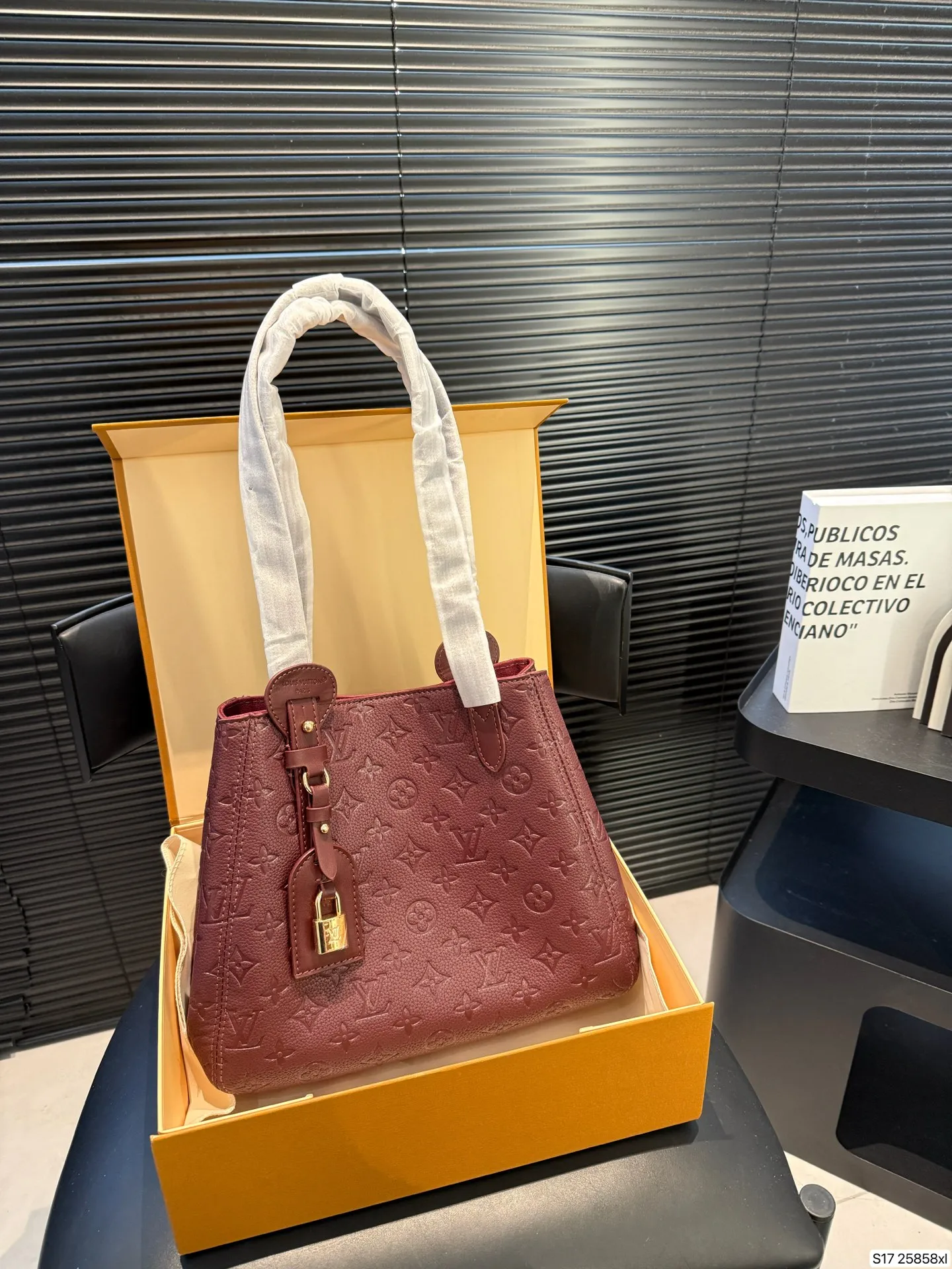 P135 配折叠盒 LV新款 all in one实拍,又优雅住了 LV皮质款一如既往的有质感哇🎊 这次出了黑色和大象灰两个颜色 比较低调一些,会更有质感 高质感轻松拿捏啦 尺寸28 25货号25858