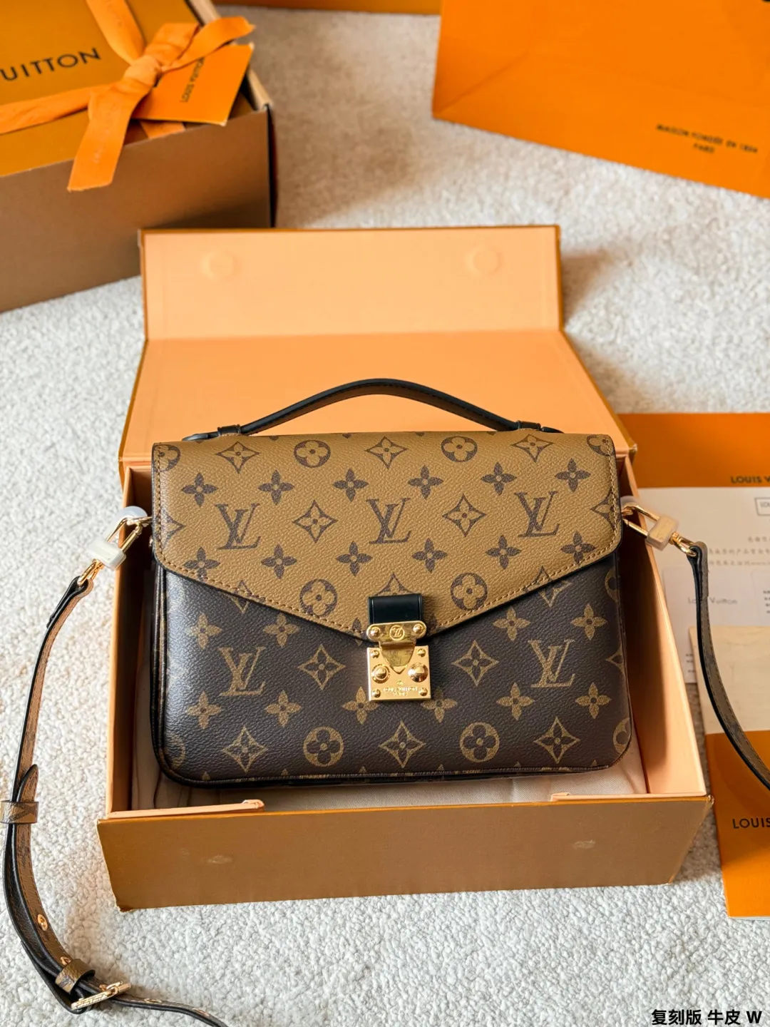 复刻版 牛皮 p195 Lv Pochette Métis 邮差包 复刻版 牛皮 邮差包老花手提单肩斜挎包,优雅低调的外形设计和宽敞的包身更加入了实用性,LV闪亮的纯钢金色五金配件- 可调节肩带,配有树糕皮的肩垫,拉链闭合 超细纤维内衬 尺寸:25*20cm