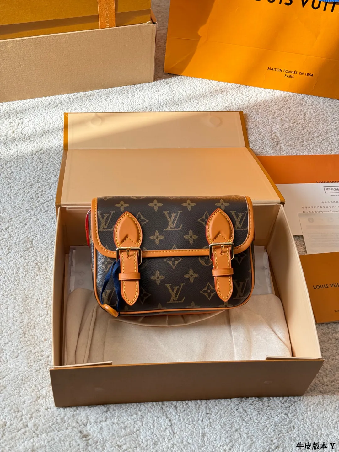 牛皮版本 p230 LV Satchel 迷你邮差包 LV Satchel迷你邮差包,经典Monogram老花帆布+深蜜色牛皮饰边,复古学院风满满!尺寸19x15cm,小巧精致,日常通勤、休闲出行都超适合艹。双扣设计+可调节肩带,单肩斜挎都OK,内部空间能装手机、钥匙、卡包等小物。灵感源自1930年代邮差包,实用又有收藏价值,男女都能轻松驾驭,搭配休闲或复古穿搭都很出彩