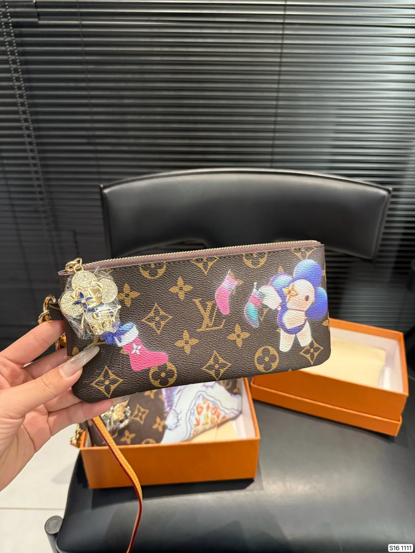 P130 配盒子 LV 专柜最新款火爆登场！做工精致， 媲美专柜！多功能小钱包超级实用 尺寸20 10 货号1111