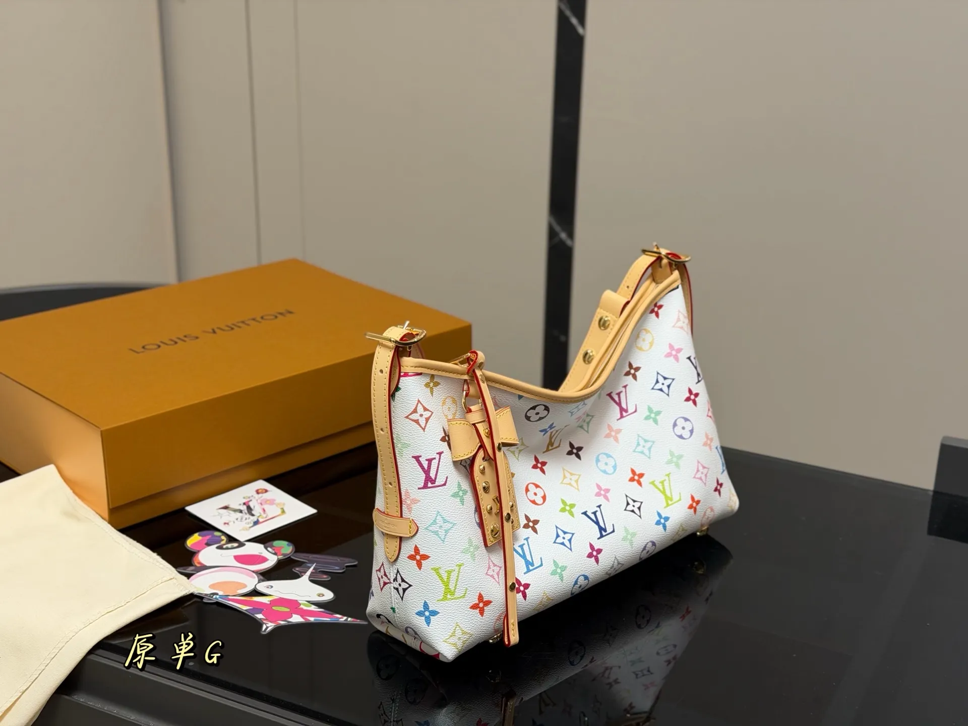 ¥240 配折叠盒飞机盒 LV Carryall小号手袋改造款 LV Carryall小号手袋,经典Monogram老花帆布+牛皮饰边,简约大气超百搭!配可拆卸拉链子袋,收纳力满分+。宽肩带设计,背着超舒服,通勤or短途出行都很合适。内部空间宽敞,日常用品轻松装下,拉链开合更安全。休闲随性风格,时髦又实用,出街必备! 尺寸:33.21cm