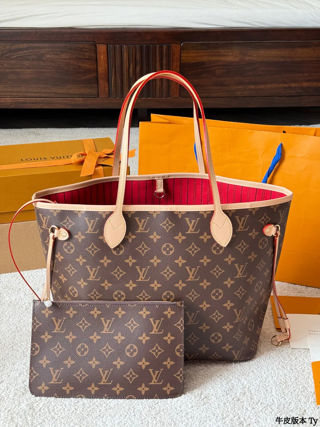 牛皮版本 p175 Lv 牛皮 L家 Neverfull 中号购物袋！入门级的款式哦！绝对的终身款！此物经典不言而喻！街拍和实用都是非常nb的选择！大家拿到后可以感受下，皮质颗粒之间空袭分明，宽度平均，摸上去软硬适中，变色皮哦！尺寸 ：32 *28 （密封折叠礼盒包装 配海关贴 发票 免税店证书📄）