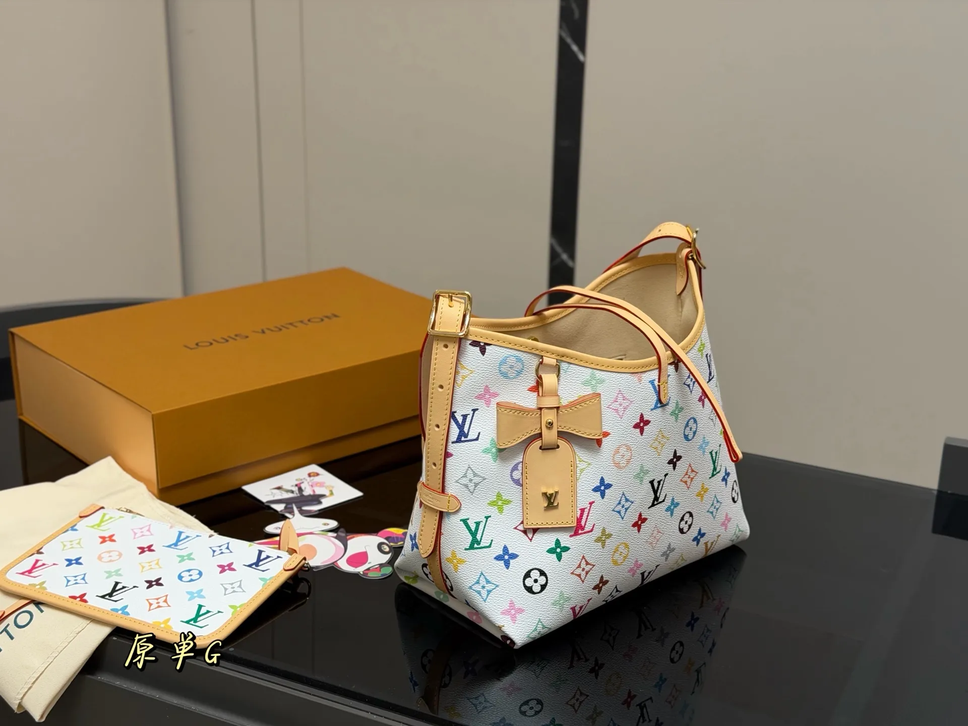 ¥250 配折叠盒飞机盒 size: 29*25cm(中) Lv 最强者CarryAll, 可爱休闲都ok哈 carryall是真的强! 内附一只收纳零钱包, 性价比无比在线了… 搜索🔍carryall 蝴蝶结