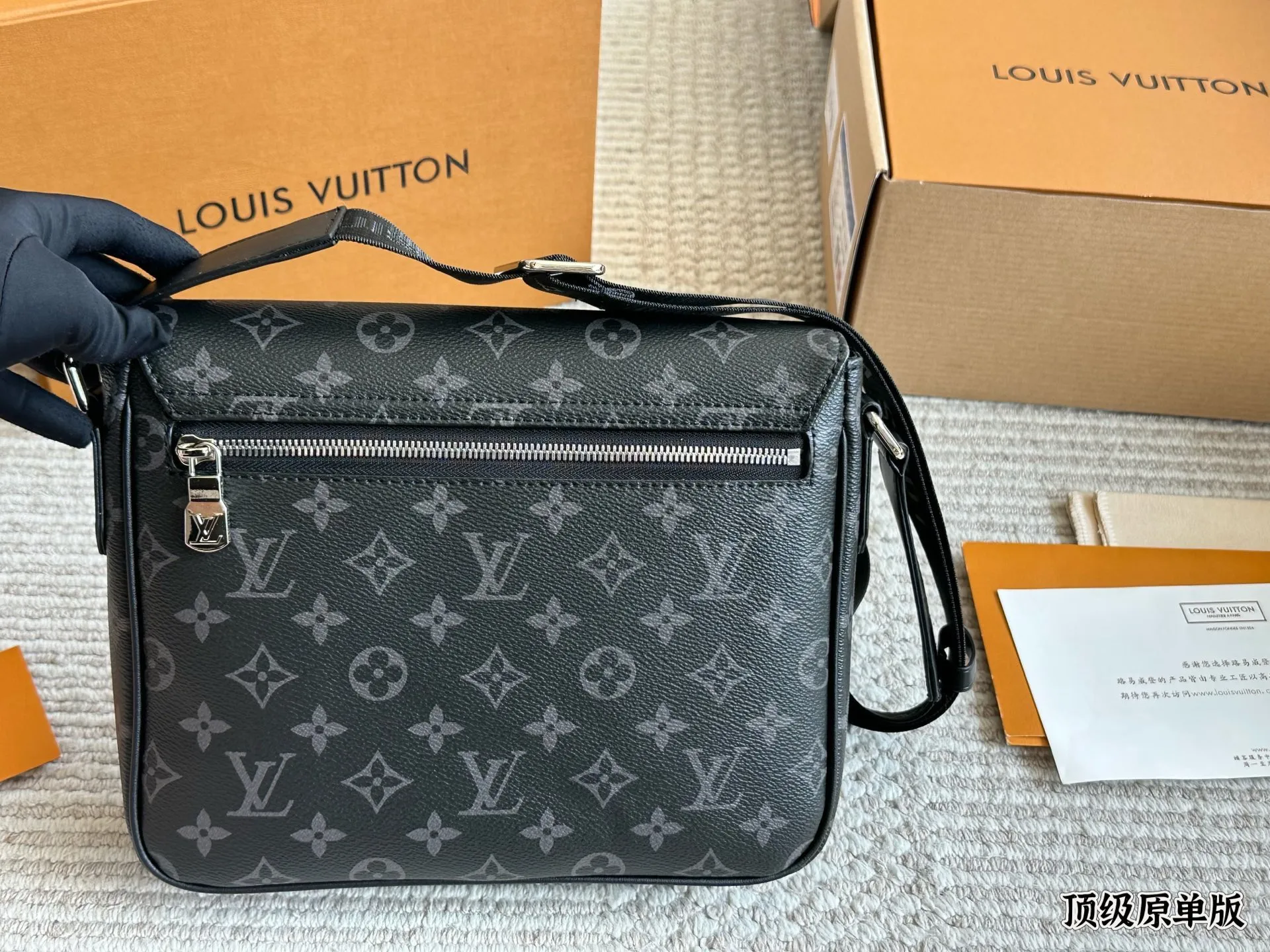 复刻版 牛皮 p200 Lv District 单肩包 #每秒都值得记录 DISTRICT 单肩包 M44000 尺寸:25*22*7cm 经典翻盖邮差包,轻便容量大又采用着经典黑花,虽然没有出众的相貌元素,但这反而增加了它的搭配性,百搭款!出街撞包几率相当低,多种背法,无论是日常出街还是上班族都是可以驾驭的一款!