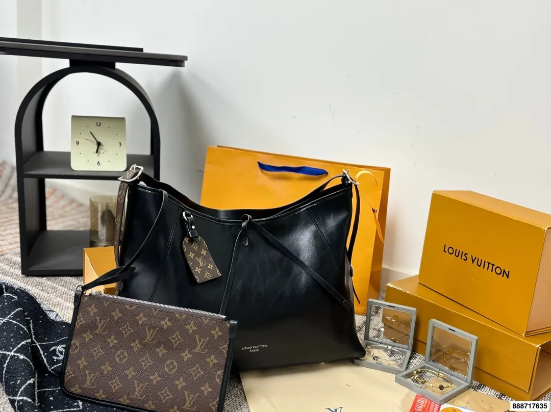 p185双盒 163芯片 围巾饰品+80(款式随机) 尺寸42.32 LV 路易威登新款carryall链条购物袋🛍️ LV新出的全黑色Dark cargo carryall空间超级ok~ 皮质超有质感,随性简约 带一点老花,今年的新一代包神