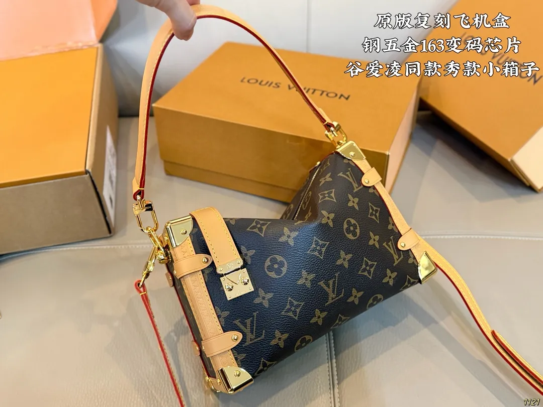 原版复刻¥225飞机盒 钢五金163变码芯片 谷爱凌同款 秀款 小箱子 LV Side trunk 谷爱凌 盒子包/ 箱子包 新款!是软软的小箱子 很多精致的小细节在里面 大容量又实用又好凹造型 长短肩带随意切换 无论是富婆还是可可爱爱 都可以凹出超好看的造型尺寸 23 16