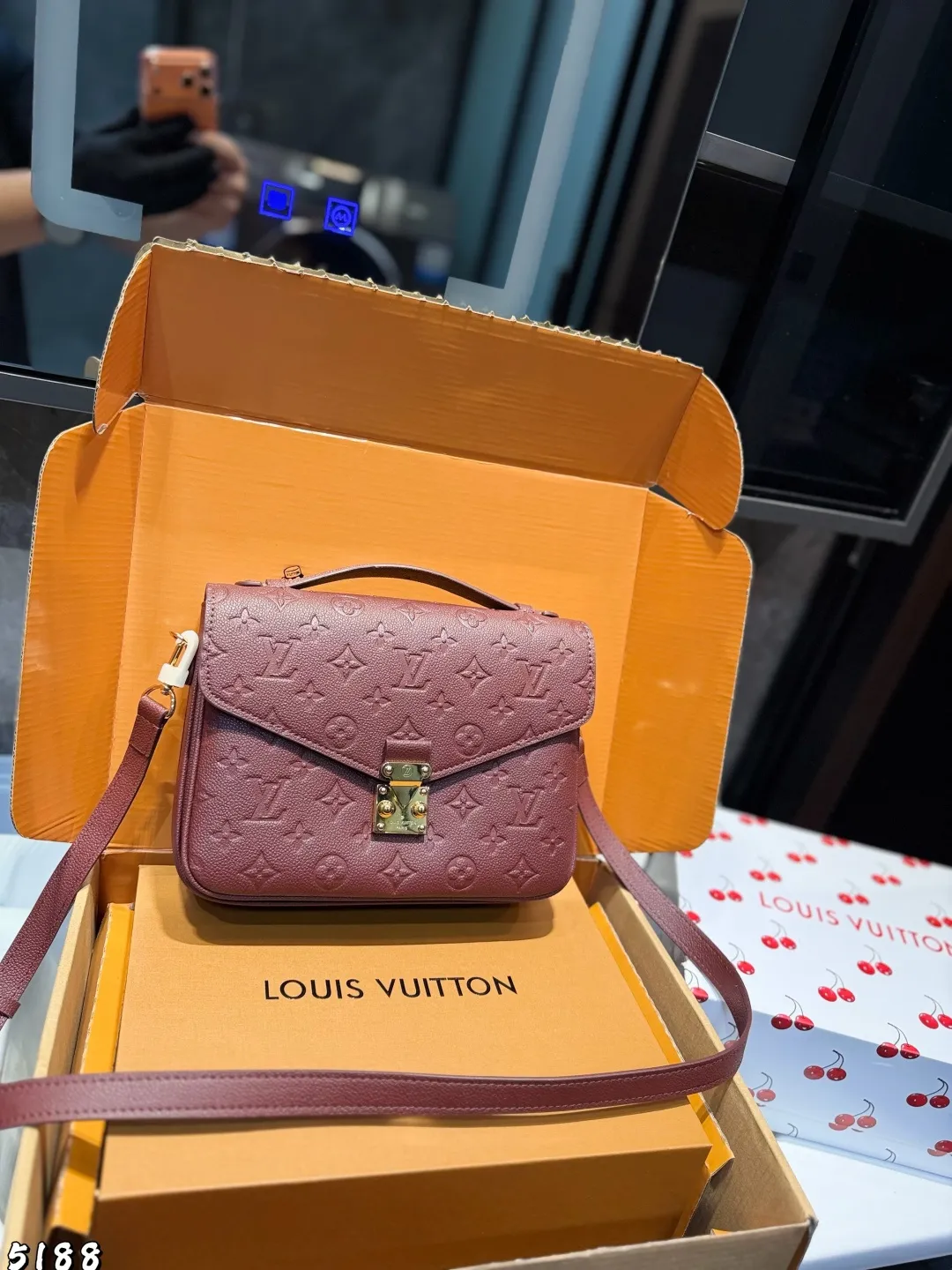 ❤️p215（礼盒包装）❤️ Lv 路易威登｜Pochette Metis East west Mini 新款邮差包 LV邮差包老花手提单肩斜挎包，优雅低调的外形设计和宽敞的包身更加入了实用性，LV闪亮的纯钢金色五金配件- 可调节肩带，配有树糕皮的肩垫，拉链闭合 超细纤维内衬 尺寸 21 14cm