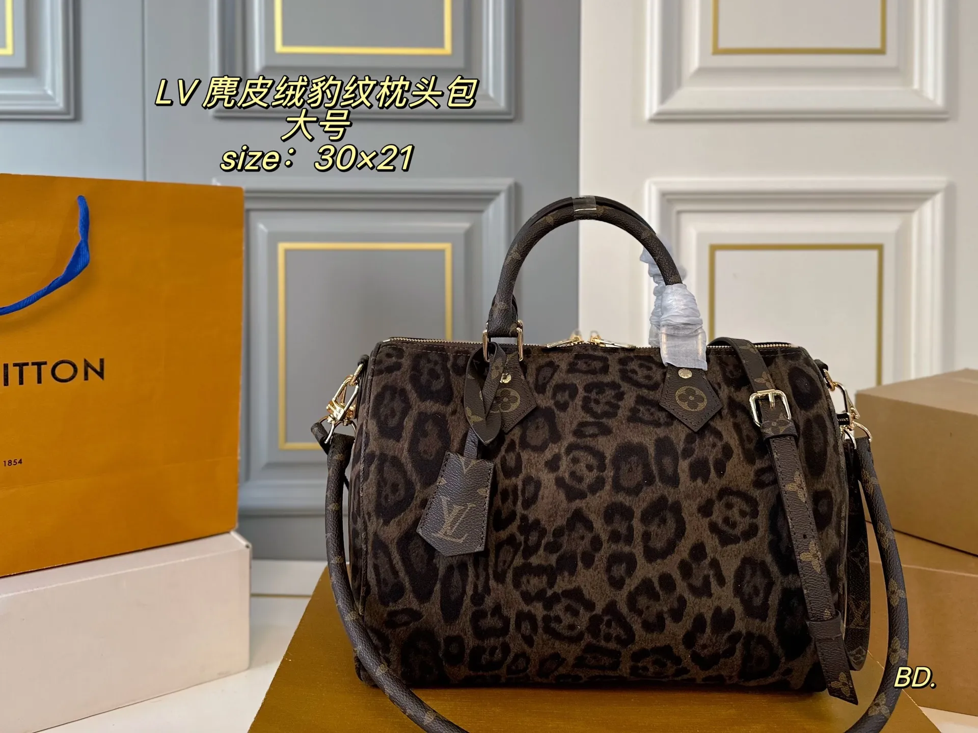 P165 大号（无盒） size：30&times;21 LV 路易威登麂皮绒speedy豹纹枕头包💕 经典重现，轻便又时尚～ 肩带🉑️调节，可手提，可拆卸！ 麂皮绒➕豹纹设计 浓浓复古风，超级实用❗️
