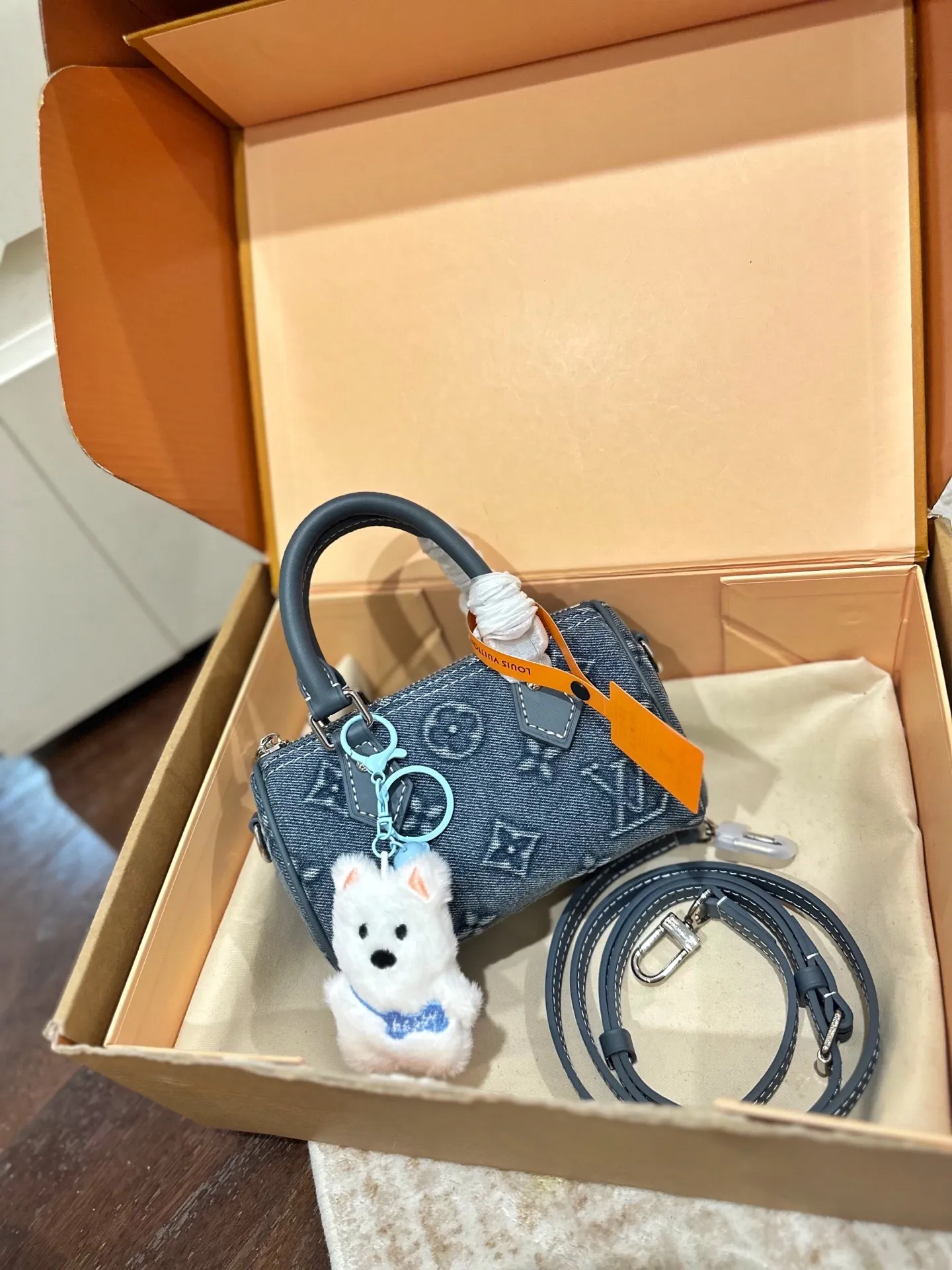 变码芯片p130 送挂件 官网双盒包装 size:16*10cm L家 永远经典Speedy Nano 将欢愉注入每个设计细节! LBuy限量呈献 全新圣诞 设计的 Vivienne Winter Holiday