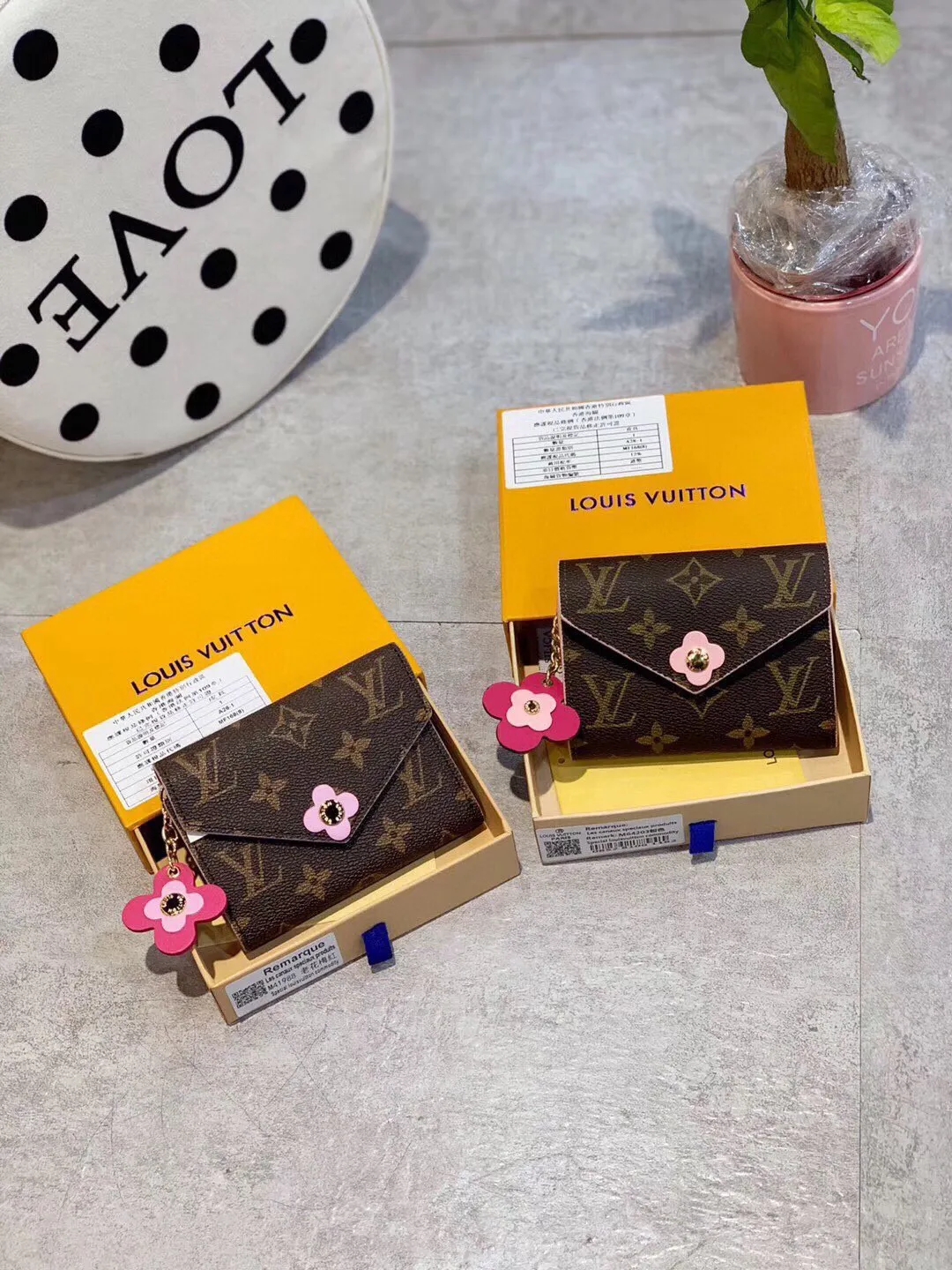 P95🎀🎀颜色 粉 玫🎀尺寸 12x10🎀Lv🔥四叶草豆豆百花盛开👍路易威登经典EMlLlE 钱夹 优雅而实用 粉色皮革饰边与可爱的Monogram花卉装饰尽显精致柔美🆕❤升级版