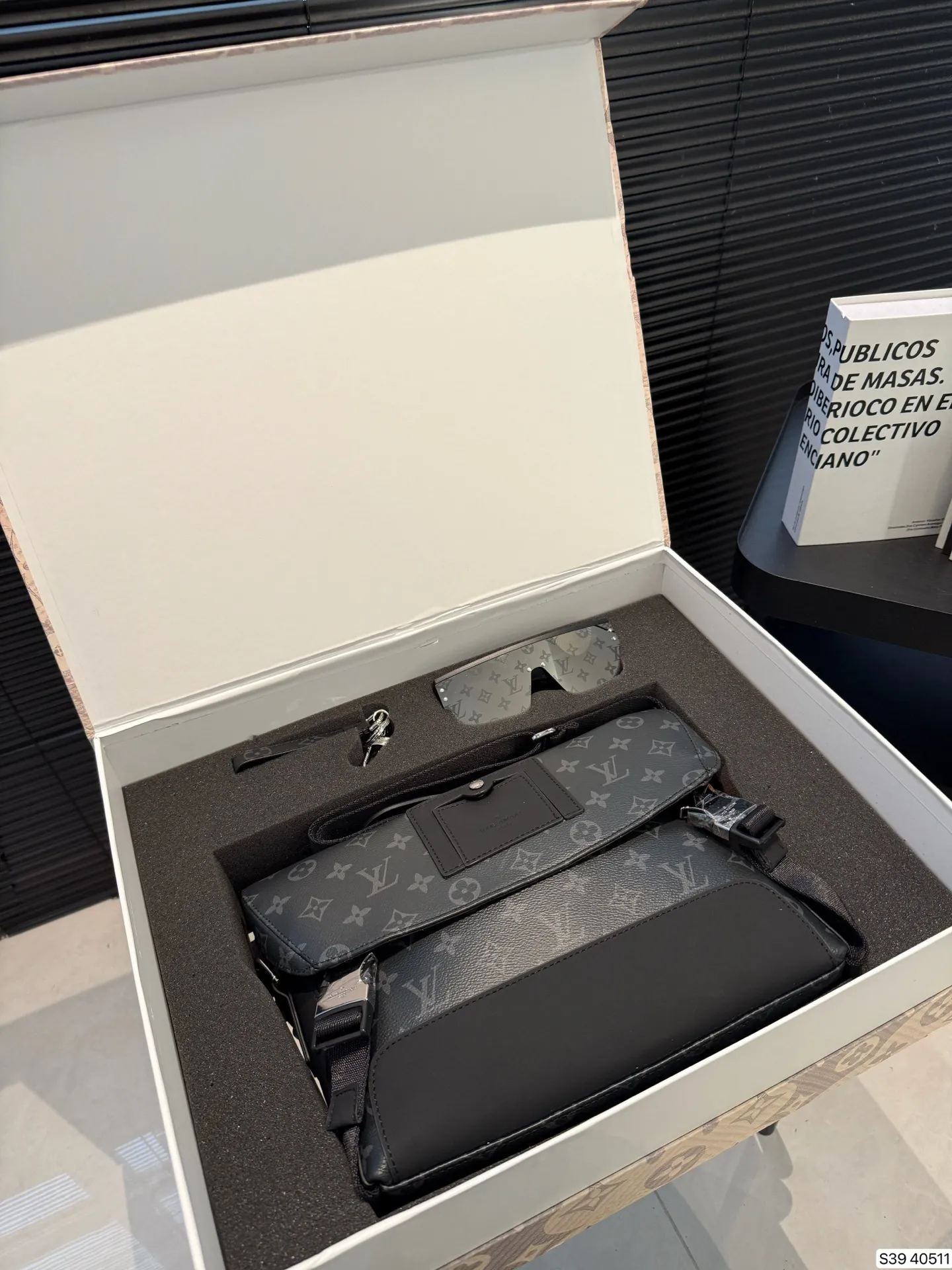 P245 配折叠盒子 经典Lv套盒 新款邮差黑武士➕挂件➕墨镜尺寸28 22 货号40511套盒