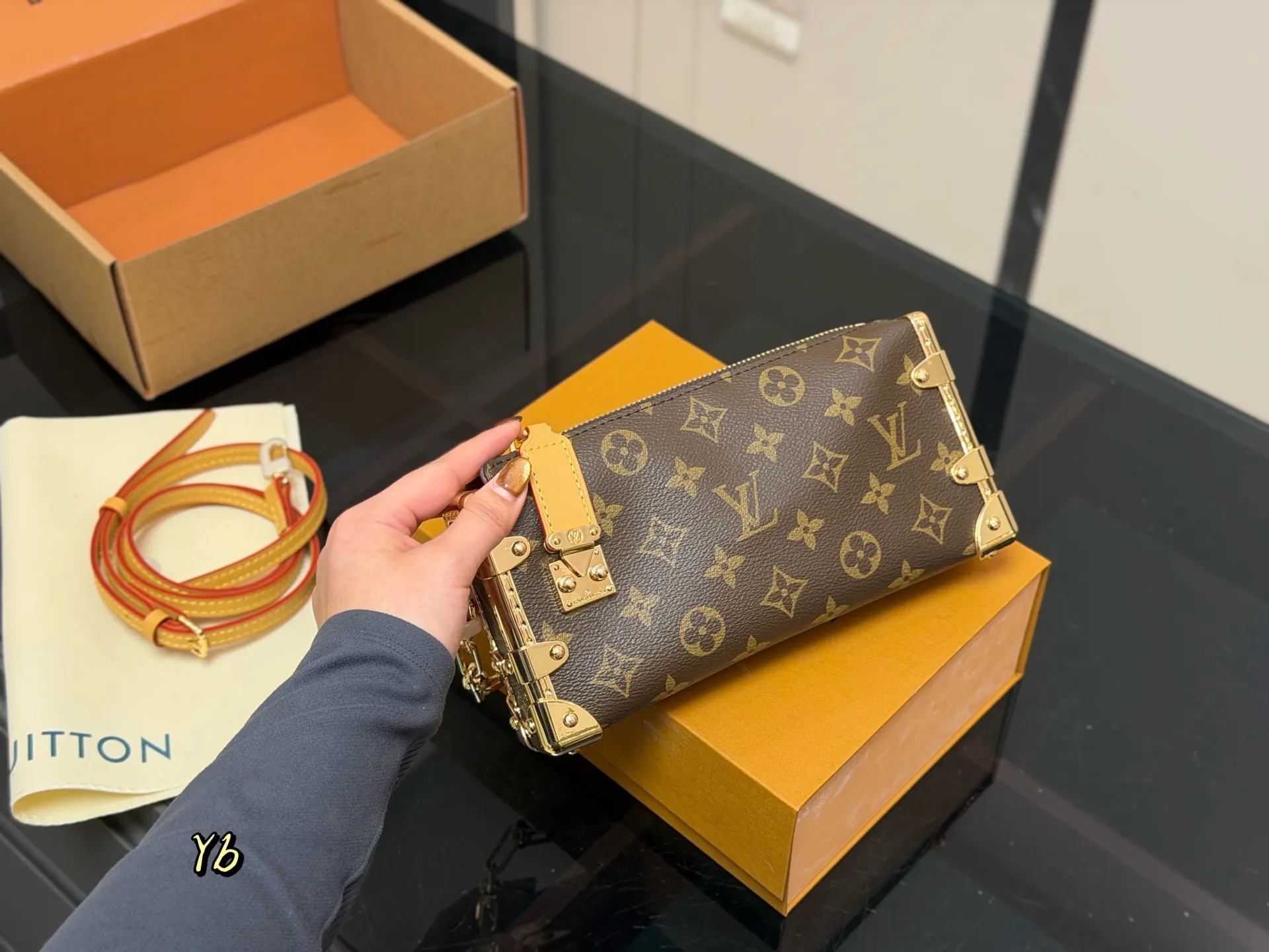 ¥225 (折叠盒➕飞机盒) size:23*11cm 超时空爆款 Lv王炸新款包 横版谷爱凌 一定要入的它! 超级洋气 upupup 搜索🔍Lv 软箱子(盒子)