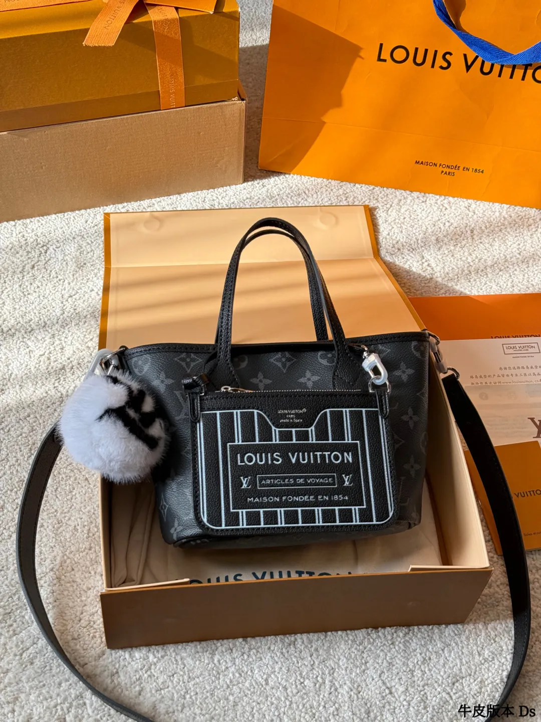 牛皮版本 p205 LV 双面 Neverfull BB手袋 ®LVx自Nevertull BB手装,经典Monogram老化肌升 +黑色粒面牛皮拼接,双面可用,风格随心切换!尺寸26.5x16.5×11cm,配可拆卸拉链小包和肩带,手提、斜挎都OK。内部空间超能装,通勤出街都很实用。黑色荔枝纹牛皮质感细腻耐用,银色金属件超有现代感,时尚又百搭,日常搭配无压力!