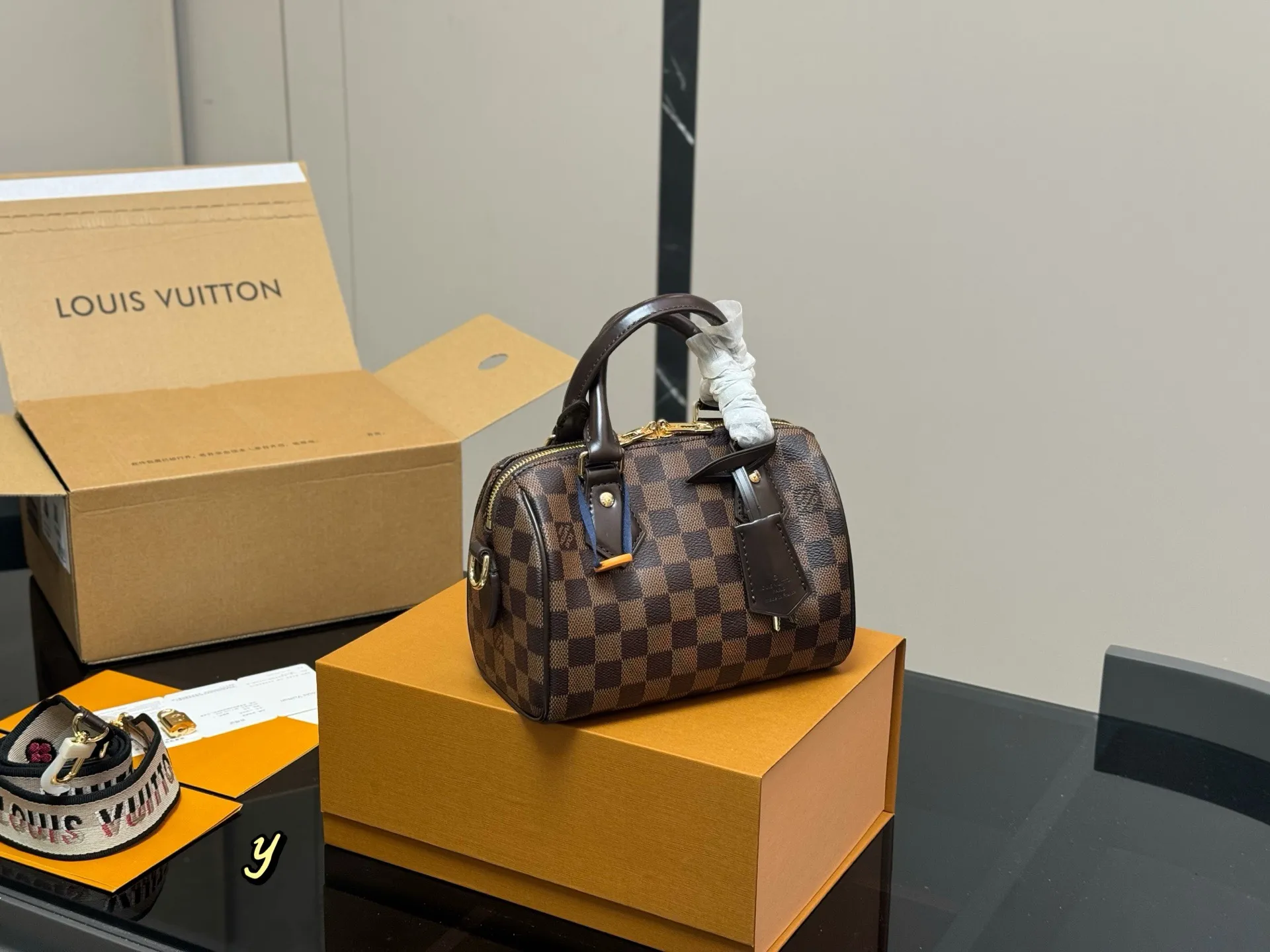 ¥195 配折叠盒飞机盒 size:21.15cm LV SPEEDY20 新款枕头包 搜索🔍 Lv 枕头包