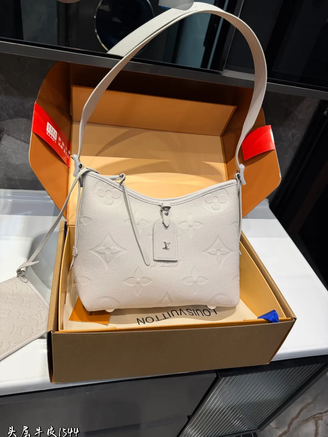 ❤️p305（礼盒包装）❤️ L家 大象灰/carryall配置有子母袋和宽肩带|新色沙丘色！高级⚠️细节细节&hellip;.完美✔️搜索🔍Lv carry 购物袋size: 29*22cm（小）