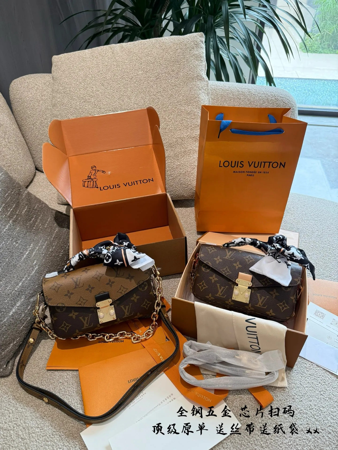 p350升级版全钢五金 送丝带 LV路易威登Mini老花小邮差 Pochette Metis East West ■尺寸: 21.5*13.5*6cm■ Mini小邮差延续经典元素的同时又增添新的魅力,链条可拆卸的设计，老花肩带可调节, 链条可当腋下包，复古风十足， 老花肩带可斜挎，可肩背, 随意拆卸肩带搭配都能拥有不一样的造型效果, 包自重非常轻巧且内设分类隔层设计，更加人性化使用.感，绝对是这一届新款的黑马，大爆款的推荐!