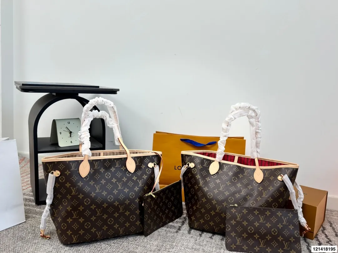 p135 全套包装LV 经典购物袋 Neverfull 全新演绎经典手袋,探索袋内精致细节。重新设计的内袋采用了清新的织物内衬和灵感源自档案馆的复古细节,最值得称道的莫过于可脱卸式拉链手包,它既可单独作为一只精致手拿包使用,亦可作为额外的口袋。明快的内衬色调为 Monogram 经典帆布增加了更多活泼生动之感。尺寸33 30