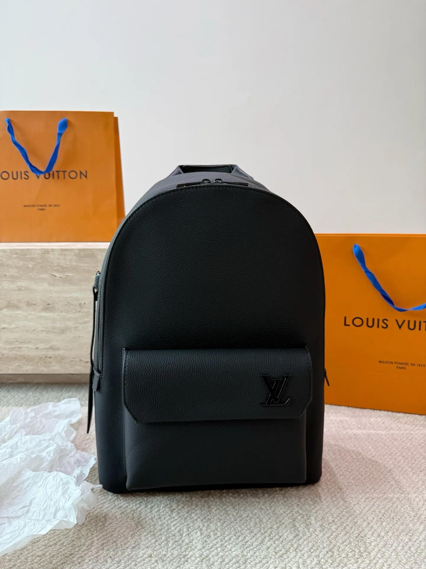 原单品质 P160 Lv 双肩包 Monogram帆布裁制而成,此款Hot Springs双肩背包代表LV Vernis皮革的华丽回归。是一款风格百搭而可爱,适合全天背携的时尚包袋,漆光牛皮,棉质帆布内衬,Monogram帆布饰边。进口漆皮搭配纯钢五金,尺寸30 45cm