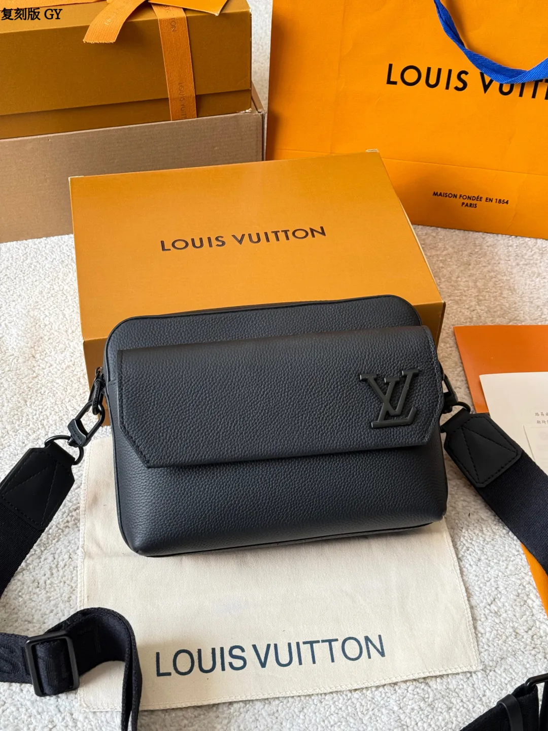 复刻版 p225 LV Takeoff 小号邮差包 LV Takeoff小号邮差包,黑色粒面牛皮+经典 Monogram压纹,低调又有质感!翻盖设计+可拆卸肩带,单肩or斜挎都OK,通勤休闲都能搭。尺寸刚好,手机钱包轻松装下,实用又时髦,是男士必入的经典单品! 尺寸 23 18cm