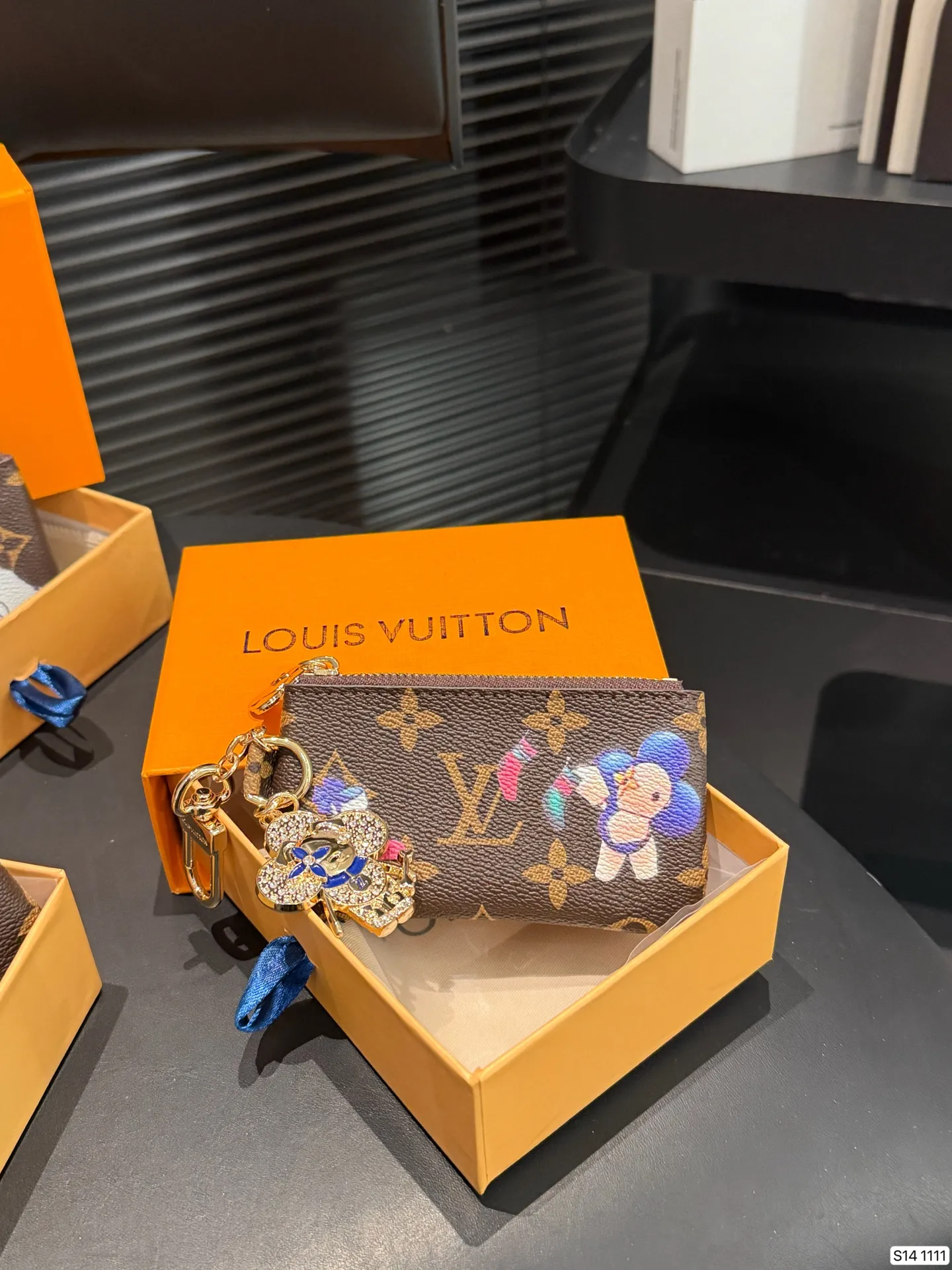 P120 配盒子 今天着重介绍一下我最爱的小卡包十钥匙包+零钱包: 驴牌老花~ 外形就比银行卡大一圈,内部刚好可以放下 尺寸11.5 6 货号1111