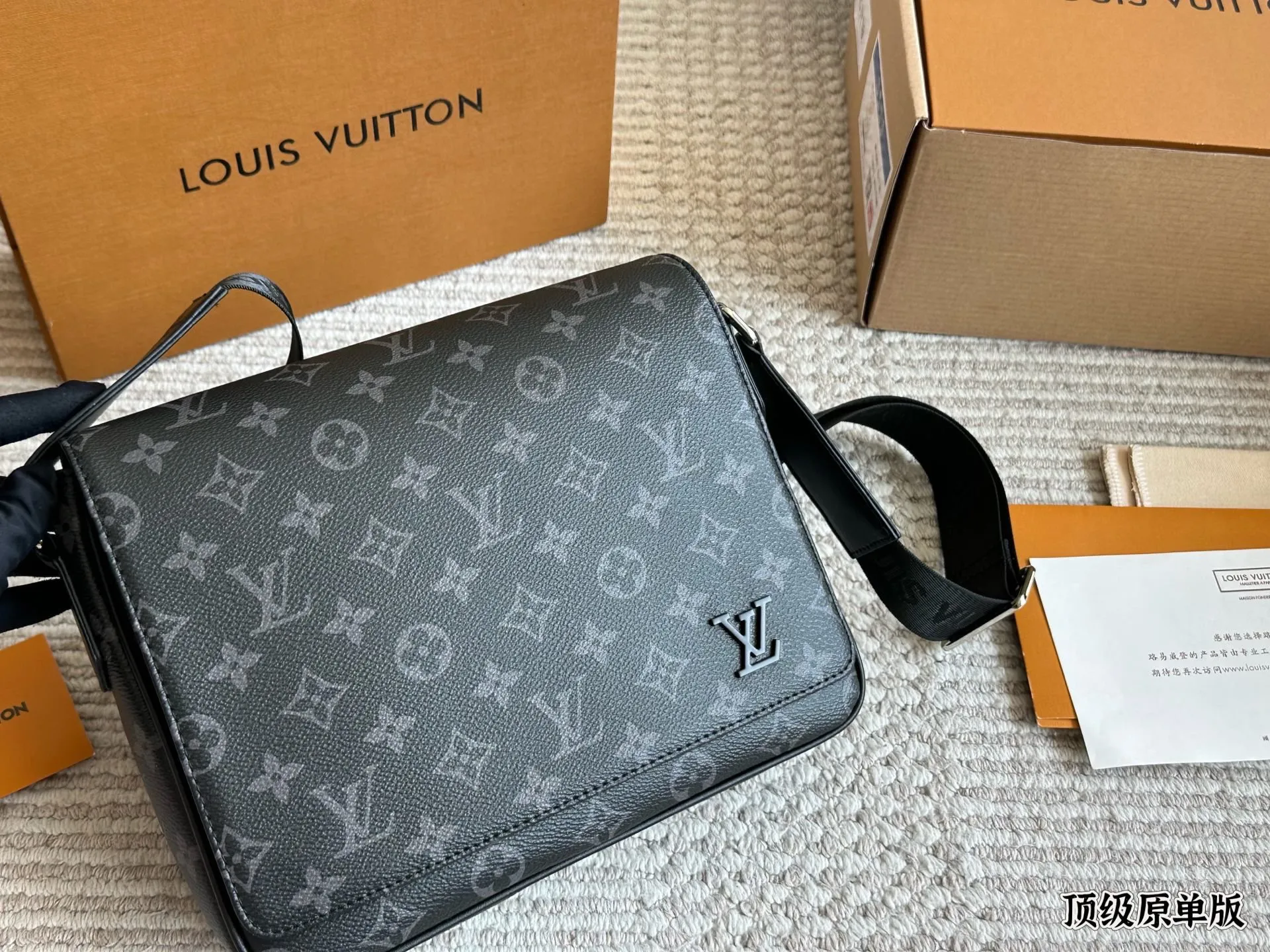 复刻版 牛皮 p200 Lv District 单肩包 #每秒都值得记录 DISTRICT 单肩包 M44000 尺寸：25*22*7cm 经典翻盖邮差包，轻便容量大又采用着经典黑花，虽然没有出众的相貌元素，但这反而增加了它的搭配性，百搭款！出街撞包几率相当低，多种背法，无论是日常出街还是上班族都是可以驾驭的一款！