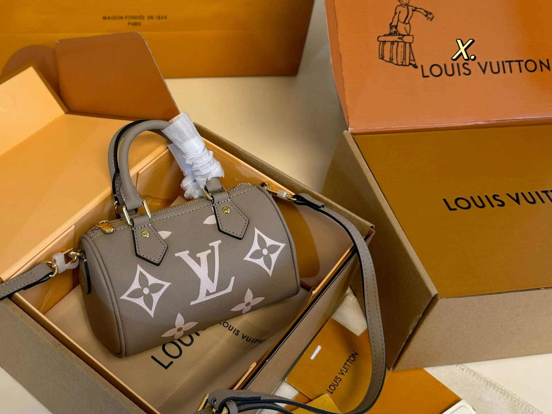 P165 16cm（折叠盒飞机盒） size：16&times;10 LV 路易威登Speedy nano迷你枕头包💕 新款的肩带可以调节拆卸； 线条精致，小巧轻便又时尚～ 细节质感在线，四季百搭‼️