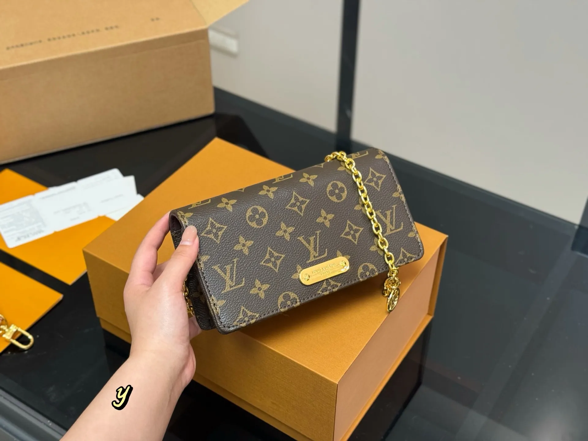 ¥155 配折叠盒飞机盒 Lv新款Lily woc, 容量看起来比三合一更加分! 有种复古感,而且链条还能拆哦。 下一个爆款 尺寸:21.12cm