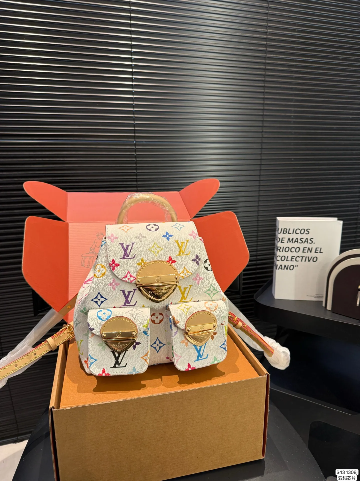 P265 配飞机盒折叠盒子 LV双肩包 配变码芯片 LV尤物!人间白三彩真漂亮啊白三彩系列每一只都值得收藏，又可以搭配俏皮可爱下次想试试洒脱一点穿搭彩色老花 五彩缤纷的少女心满出来这只包适配乐开了花的心情 尺寸：20 20货号13081