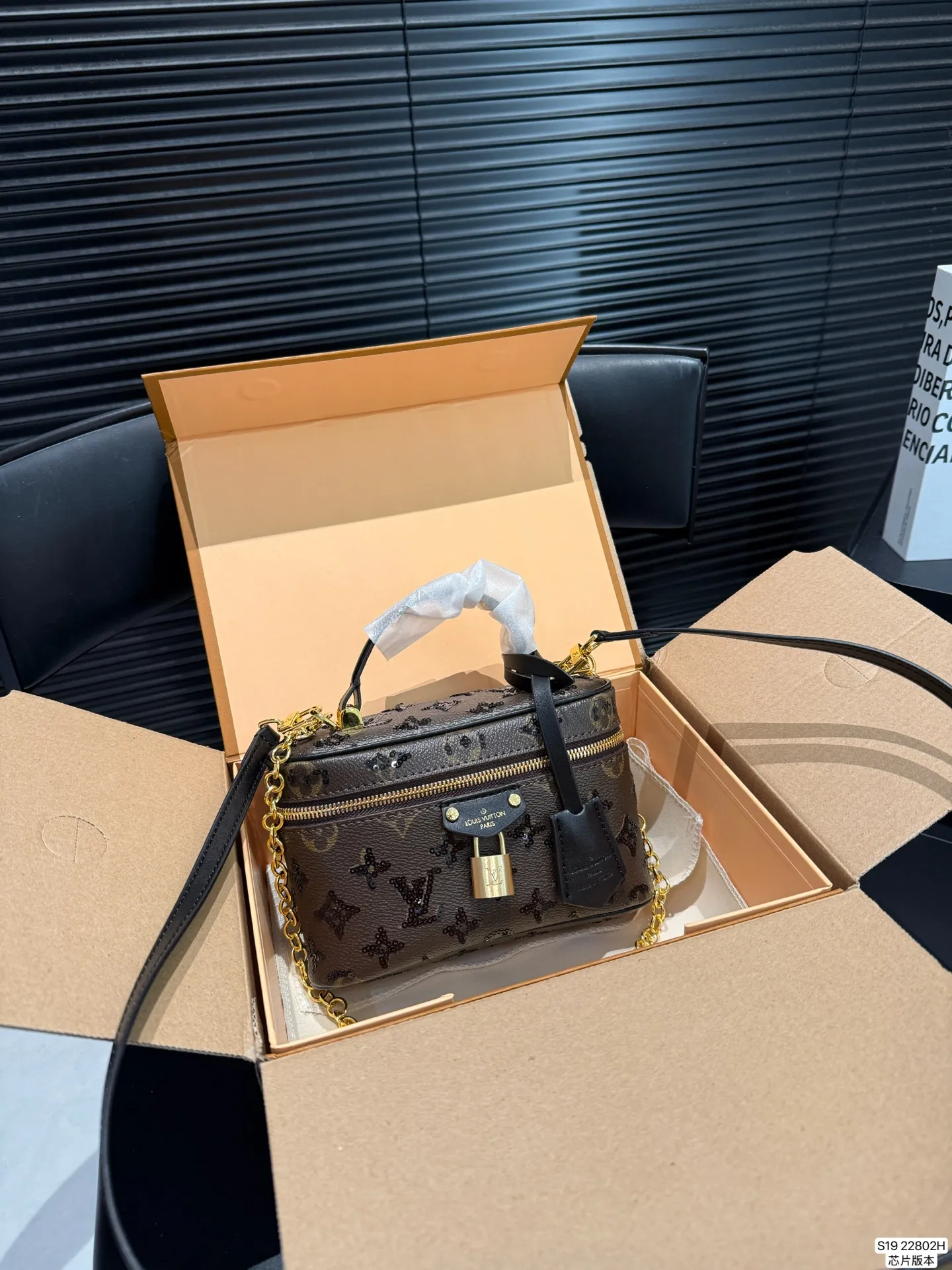 P145 配飞机盒折叠盒子芯片版本 季的化妆包颇受时尚界的青睐,看到第一眼就种草了!!造型很硬核 但空间很实用~走在路上就是一道行走的风景线啊。回头率杠杠的~ 而且真的好好搭!瞬间成为了这季街拍中的常客这只精致的LV化妆包,难道她不香吗~今年度过炎炎夏天的动力 ,就靠她给我补给了尺寸:19 12 货号22802