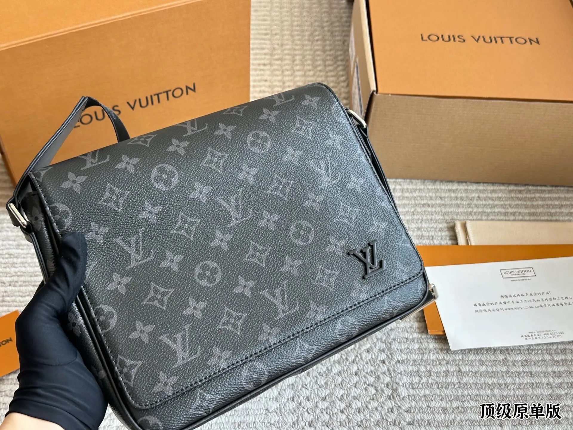 复刻版 牛皮 p200 Lv District 单肩包 #每秒都值得记录 DISTRICT 单肩包 M44000 尺寸:25*22*7cm 经典翻盖邮差包,轻便容量大又采用着经典黑花,虽然没有出众的相貌元素,但这反而增加了它的搭配性,百搭款!出街撞包几率相当低,多种背法,无论是日常出街还是上班族都是可以驾驭的一款!