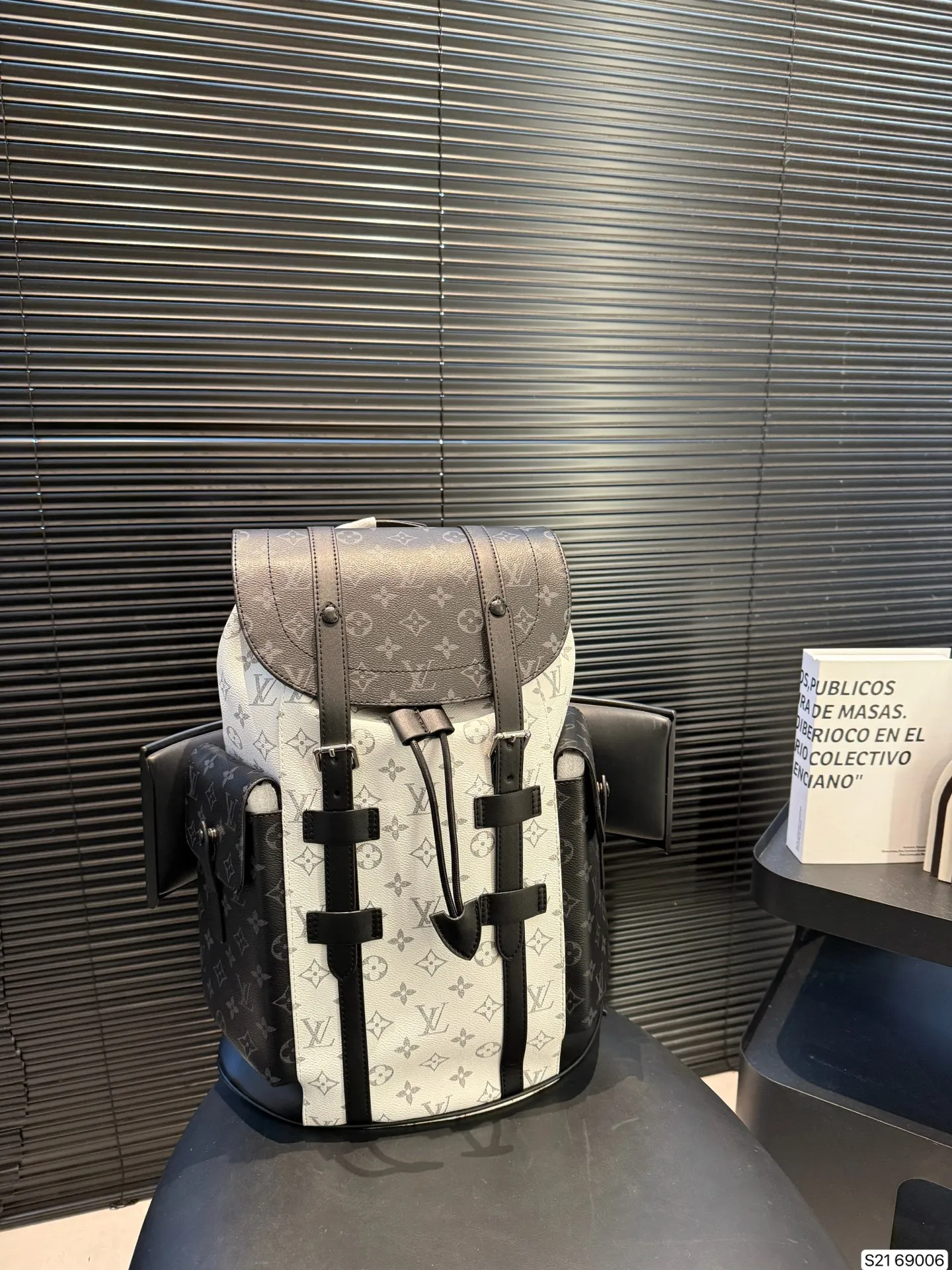 P155 LV 早春最新款 双肩包 这款时尚功能背包是最适合都市活躍人士 它将运动袋形与独特的品牌细节元素结合 背都超好看哦!尺寸: 32 42 货号69006