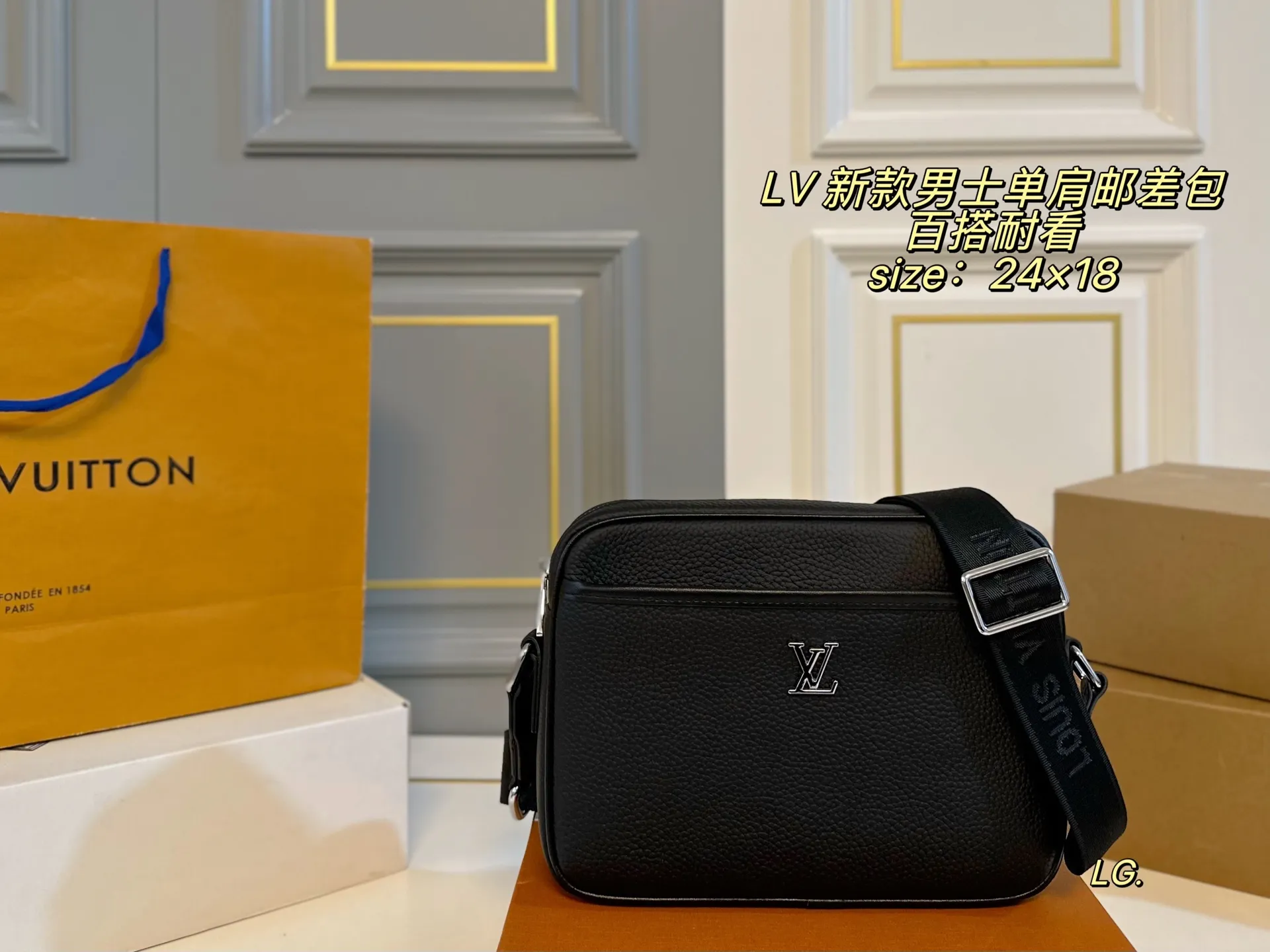 P140(配盒) size:24×18 LV路易威登新款男士单肩邮差包💕 原单品质,拉链开合设计,高级百搭 织物肩带🉑️调节 可斜挎可单肩方便实用! 百搭耐看,四季🉑️背,潮酷通勤必备🖤