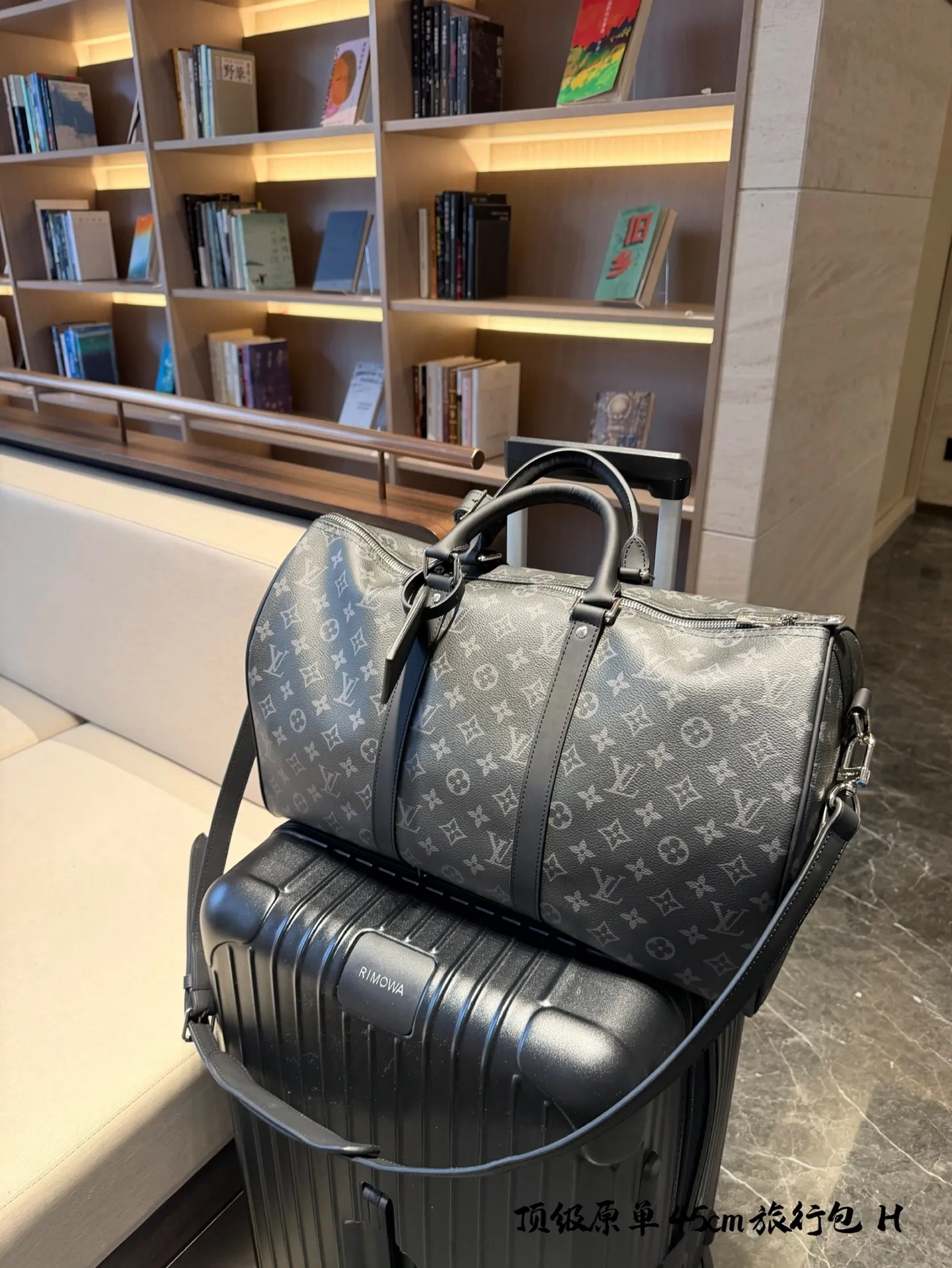 lv 旅行包p220 超酷中LV Keepall老花旅行袋 LVKeepall 出差旅行最常用的一只包 这是超酷的一只包 可以做健身包，也可做旅行袋 容量超级感人非常的实用! 出差三四天背这只包，衣服和洗漱用品完全足够!最主要是凹造型最棒了~ 马上爱豆出街的赶脚 路易威登Louis Vuitton 9VintageMusevie 中古店Iv keepall老花手提包包 45cm无盒