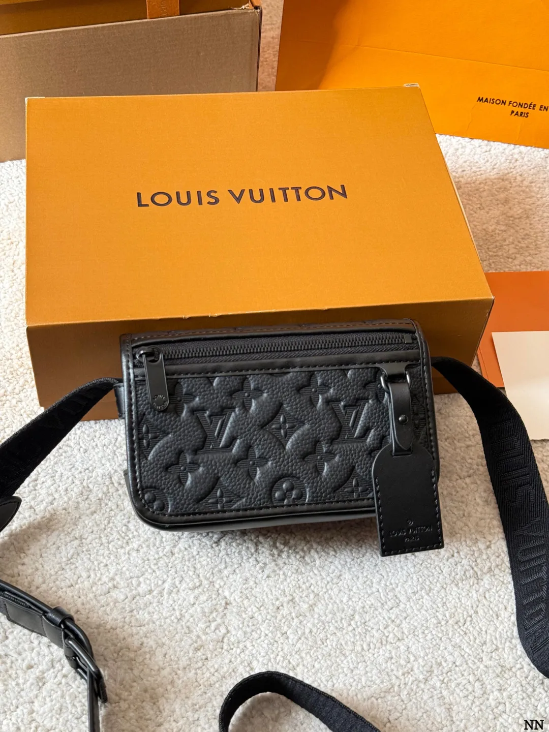 牛皮版本 p170 LV 黑花 Soft Trunk 盒子包 VLV Soft Trunk黑花盒子包,经典Monogram Eclipse黑花图案,低调又有辦识度!涂层帆布+牛皮饰边,质感满分。配可调节肩带,单肩斜挎都OK,日常通勤、出街超百搭。内部空间合理,手机、卡包、钥匙轻松收纳,拉链开合更安全全。男女都能驾驭,时尚又实用,LV热门款必入 18.5x13x8cm18.5x13x8cm