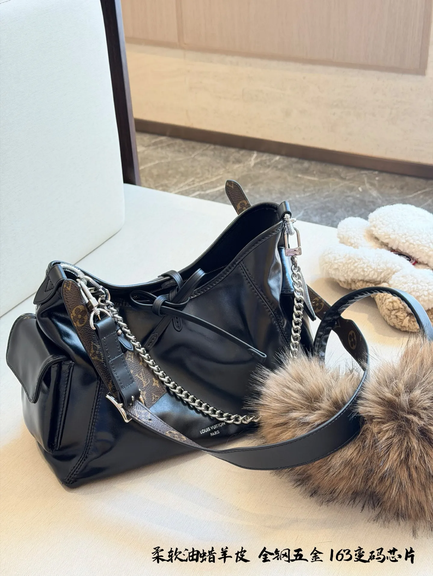 p350 升级羊皮版 LV Carrall小号黑武士] .,暗黑学院风/暗黑机车风● 今日份的酷感cool风暴，由LV的Carryall黑色羊皮包 包引领! 让你轻松成为酷酷日女孩 教经典黑色，如同暗夜中的神秘行者，低调中燃烧着酷劲儿的火a焰。 +羊皮材质，柔软如丝，细腻触感仿佛在与肌肤轻声呢喃。 自重很轻，超大容量，犹如一个无尽的宝藏口袋，轻松容纳你的日常所需，实用与时尚完美并存。宽肩带，不勒肩30cm全套包装