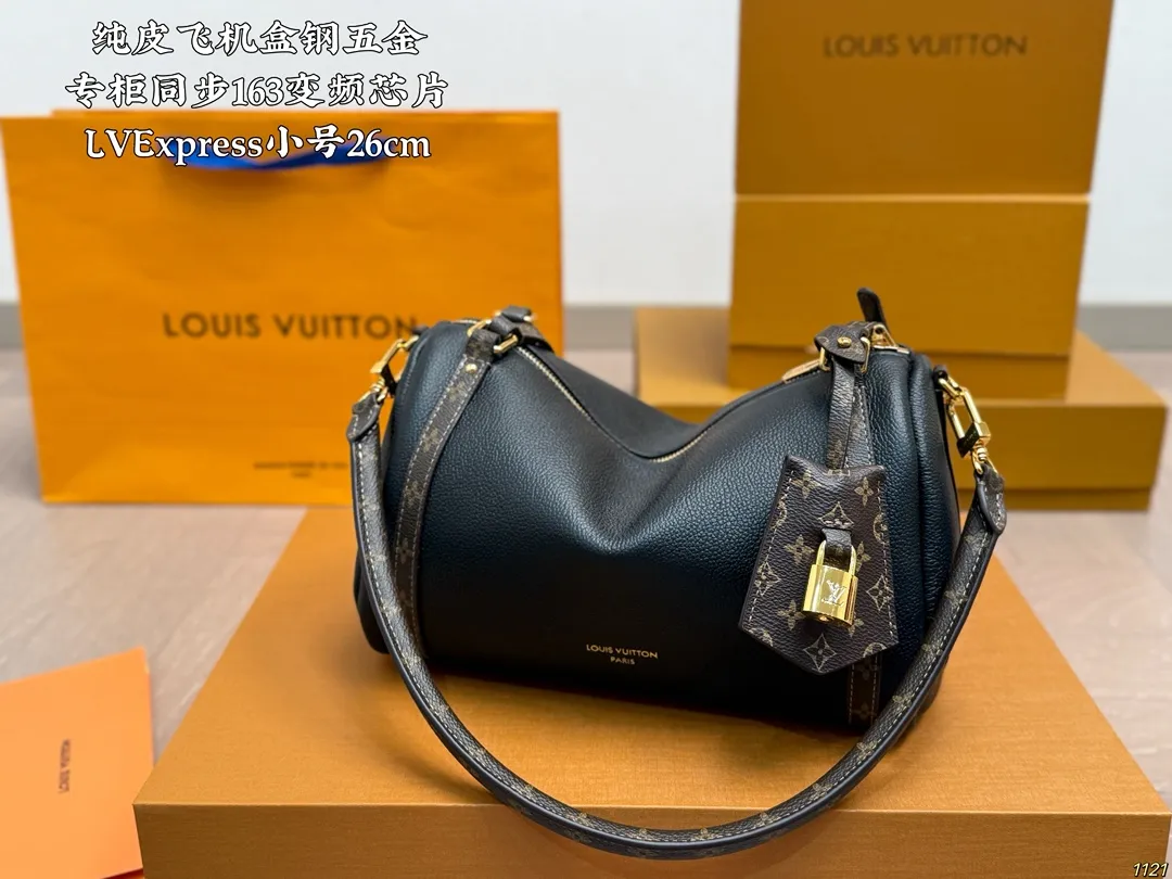 纯皮&yen;240飞机盒钢五金 专柜同步163变频芯片 LV路易威登Express枕头包 配有可拆卸肩带🉑自由转换 手提，肩背或斜挎等各种造型背法 极具松弛感 上身效果时髦好看‼️ 尺寸：小号26 15