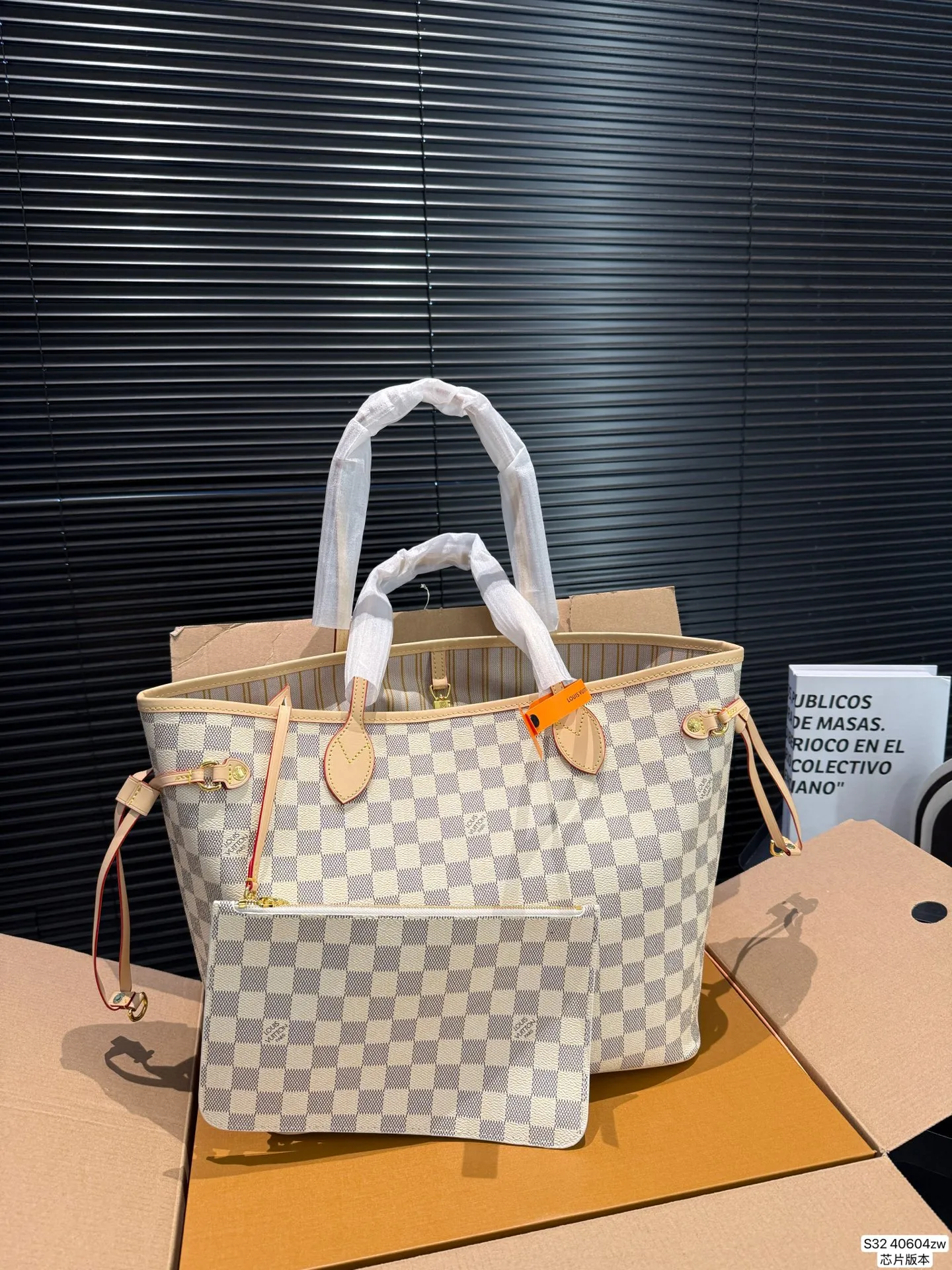 P210 配折叠盒飞机芯片版本 LV 经典购物袋 Neverfull 全新演绎经典手袋，探索袋内精致细节。重新设计的内袋采用了清新的织物内衬和灵感源自档案馆的复古细节，最值得称道的莫过于可脱卸式拉链手包，它既可单独作为一只精致手拿包使用，亦可作为额外的口袋。明快的内衬色调为 Monogram 经典帆布增加了更多活泼生动之感。尺寸31 29 货号40604