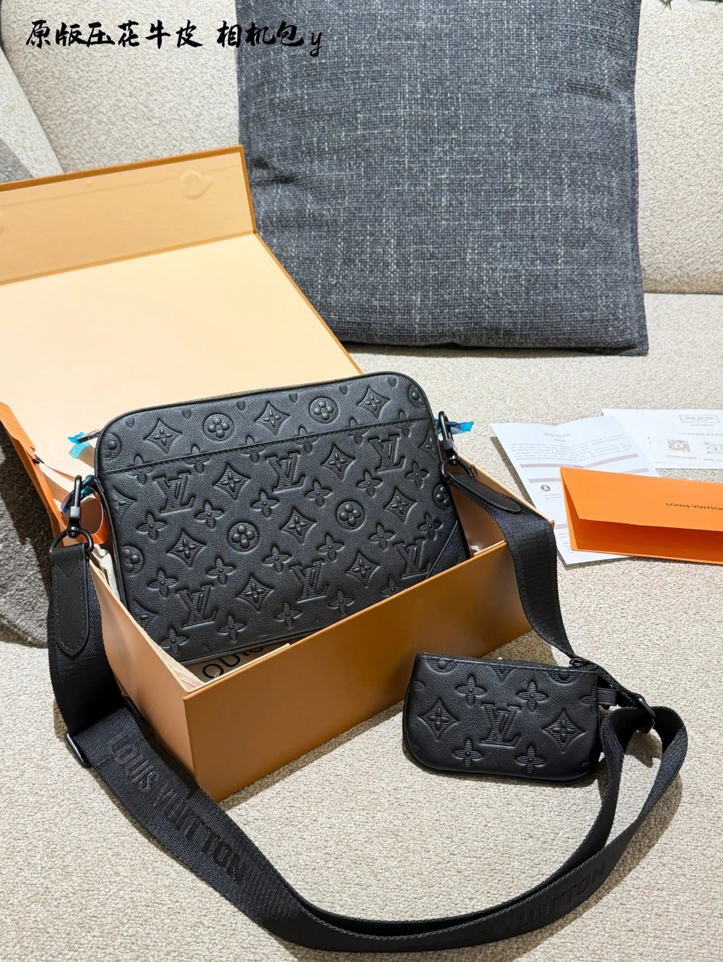 p210 LV TRIO黑武士邮差包，相机包 黑色全皮压花款，牛皮配黑色磨砂五金，酷酷的很有范儿，25x18.5x7cm：25x18.5x7cm 配盒子