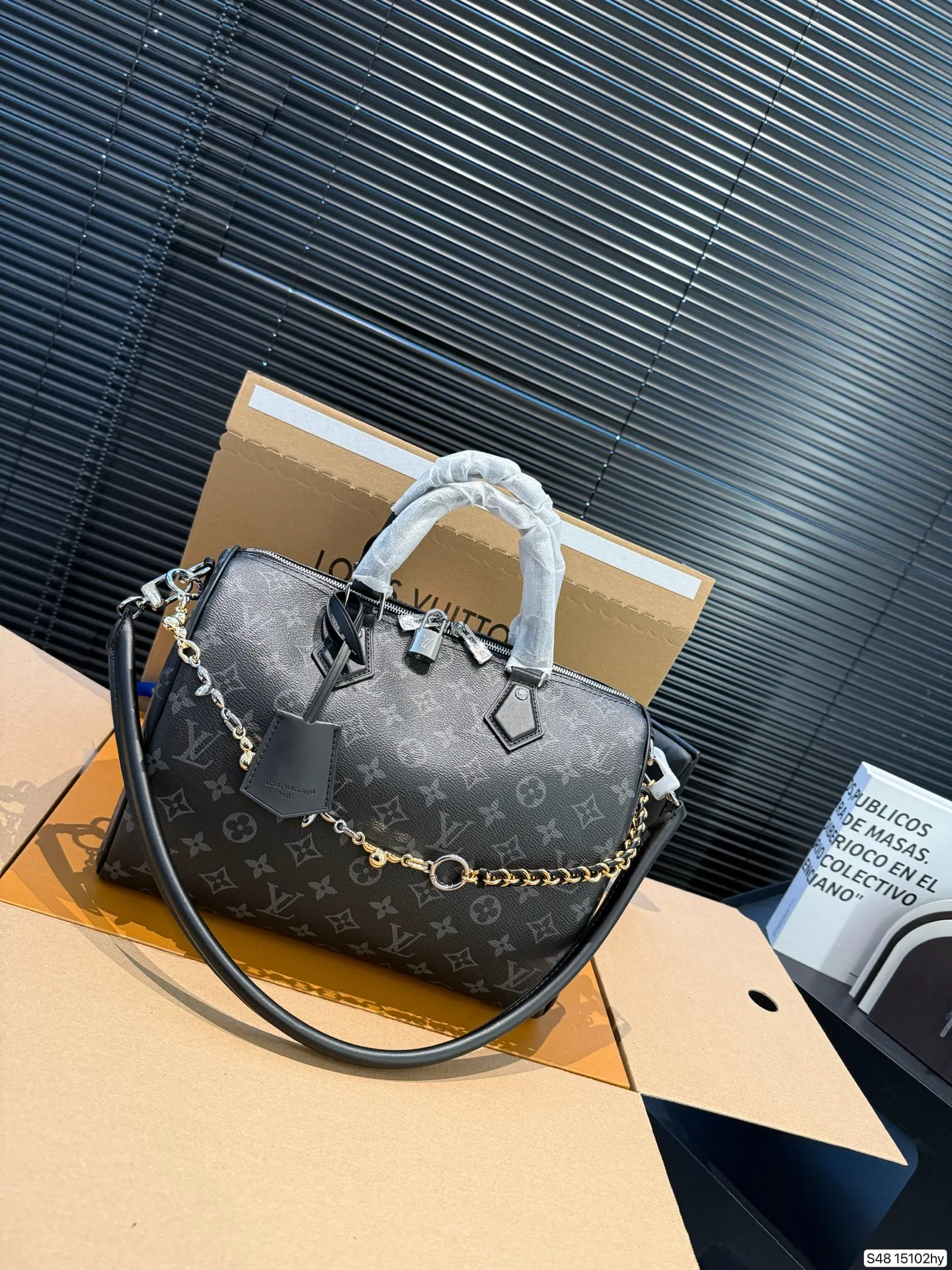 P290 配飞机盒折叠盒 Lv X Nigo Keepall 30.枕头包 手袋是一款理想的都市手袋。 标志性的造型与经典的 Monogram 帆布,加之多种携带方式和奢华的天然饰边为该包平添一份时尚前卫之感。尺寸:30 21货号15102