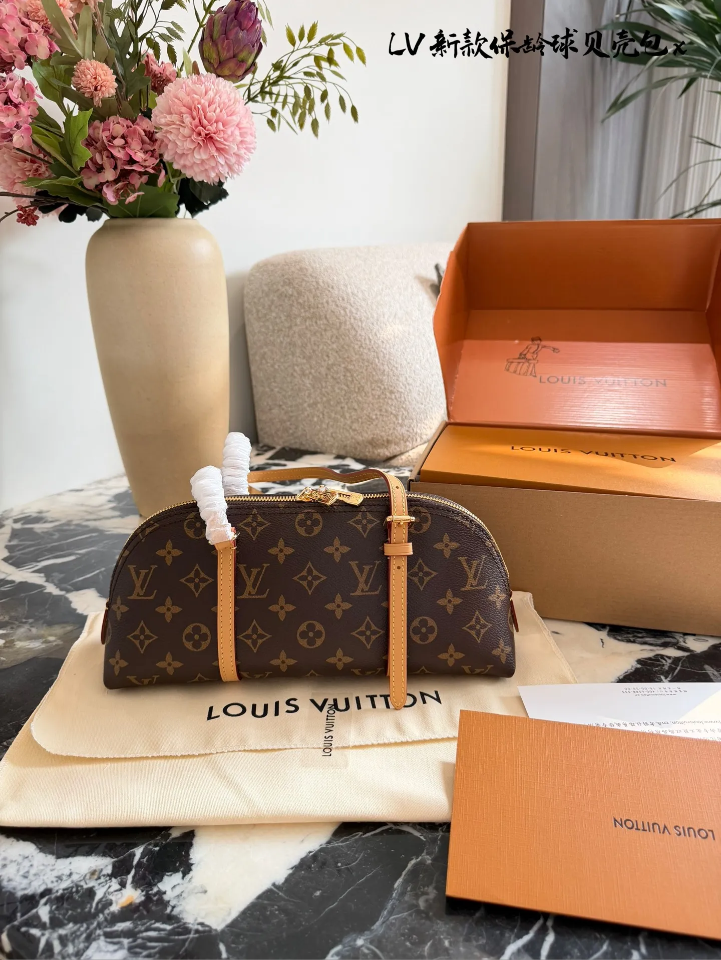 LV Papillon 26圆筒包p250 LV Papillon 26圆筒包,经典Monogram老花帆布+牛 皮饰边,复古优雅又实用! 26cm小巧尺寸,手提、单肩、斜挎都OK,,通勤休闲都能驾驭'+。灵感来自1940年代好莱坞,融合现代廓形,容量适中,日常物品轻松收纳。圆筒造型超有辨识度,是明星街拍和中古市场热门款,四季都能搭配,时髦又百搭!