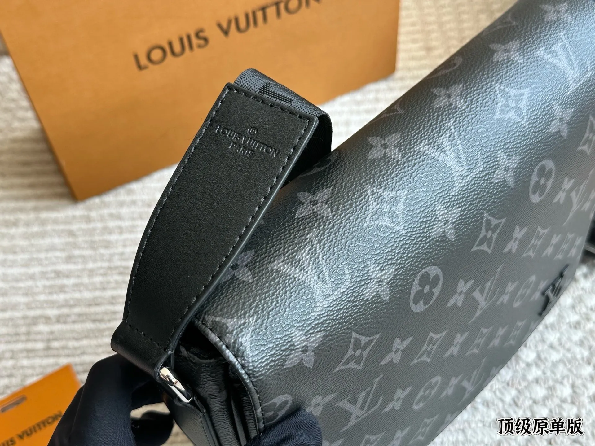 复刻版 牛皮 p200 Lv District 单肩包 #每秒都值得记录 DISTRICT 单肩包 M44000 尺寸:25*22*7cm 经典翻盖邮差包,轻便容量大又采用着经典黑花,虽然没有出众的相貌元素,但这反而增加了它的搭配性,百搭款!出街撞包几率相当低,多种背法,无论是日常出街还是上班族都是可以驾驭的一款!